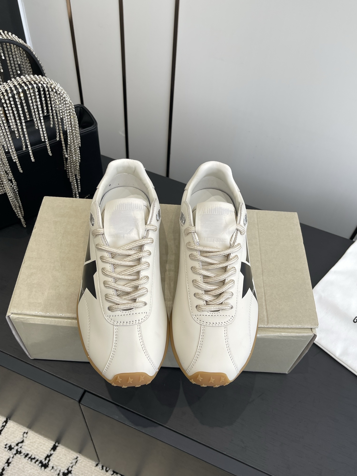 NO:560147,Top version Marathon series sports shoes, moral training shoes, imported cowhide material for the upper, cowhide padding inside, comfortable and breathable, original rubber non-slip outsole, size 35-41 [40.41 customization], casual shoes/sports shoes, sneakers, cowhide19860909顶级版本 马拉松系列运动鞋 德训鞋 鞋面进口牛皮材料 内里垫牛皮 舒适透气 原版橡胶防滑大底 尺码35-41 [40.41定制],休闲鞋/运动鞋,sneakers,cowhide,Women's Shoes