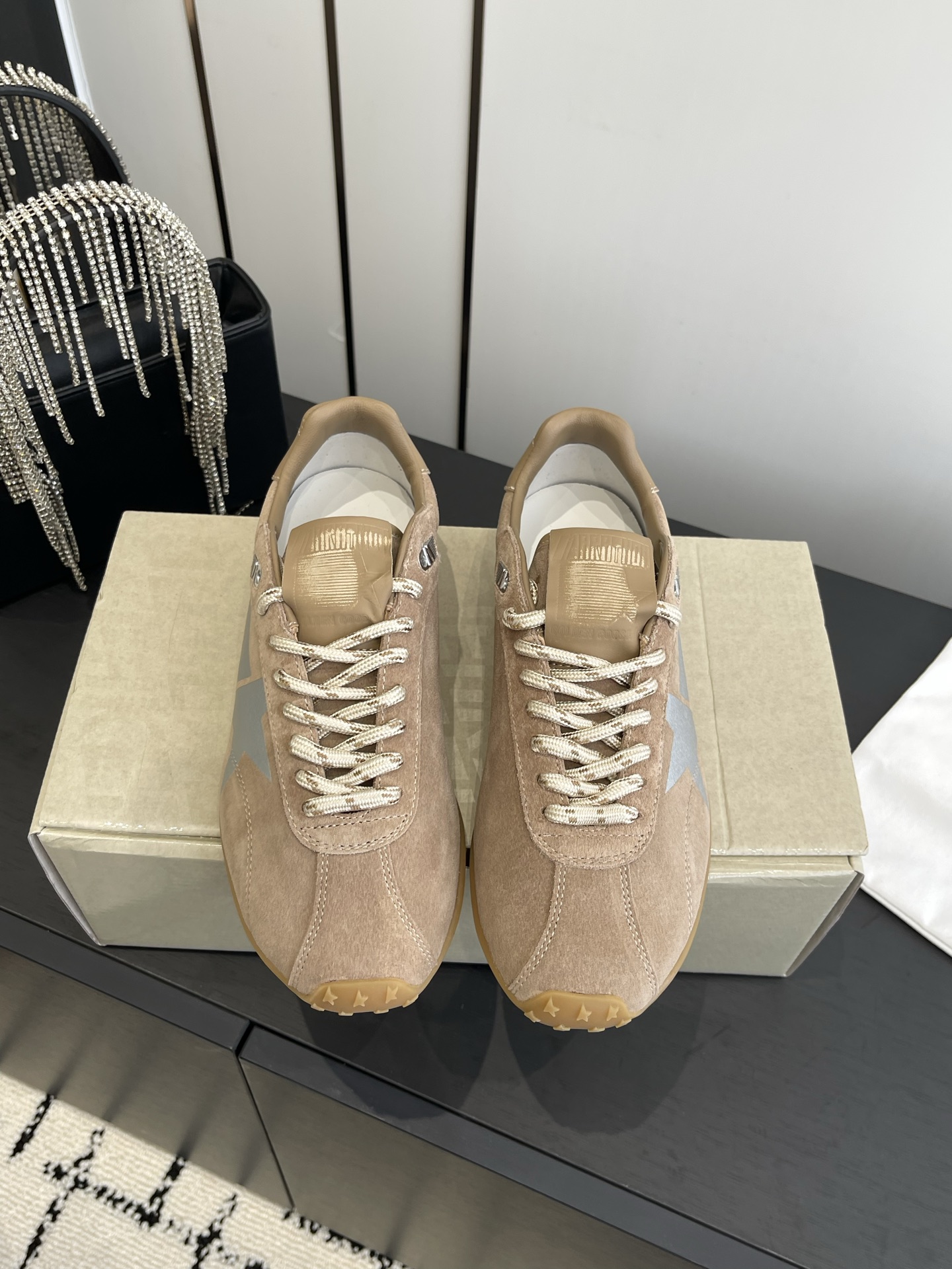 NO:560149,Top version Marathon series sports shoes, moral training shoes, uppers made of high-mercerized cow suede material, lining cowhide, comfortable and breathable, original rubber non-slip outsole, size 35-41 [40.41 customized], casual shoes/sports shoes, sneakers, cowhide19860909顶级版本 马拉松系列运动鞋 德训鞋 鞋面高丝光牛反绒材料 内里垫牛皮 舒适透气 原版橡胶防滑大底 尺码35-41 [40.41定制],休闲鞋/运动鞋,sneakers,cowhide,Women's Shoes