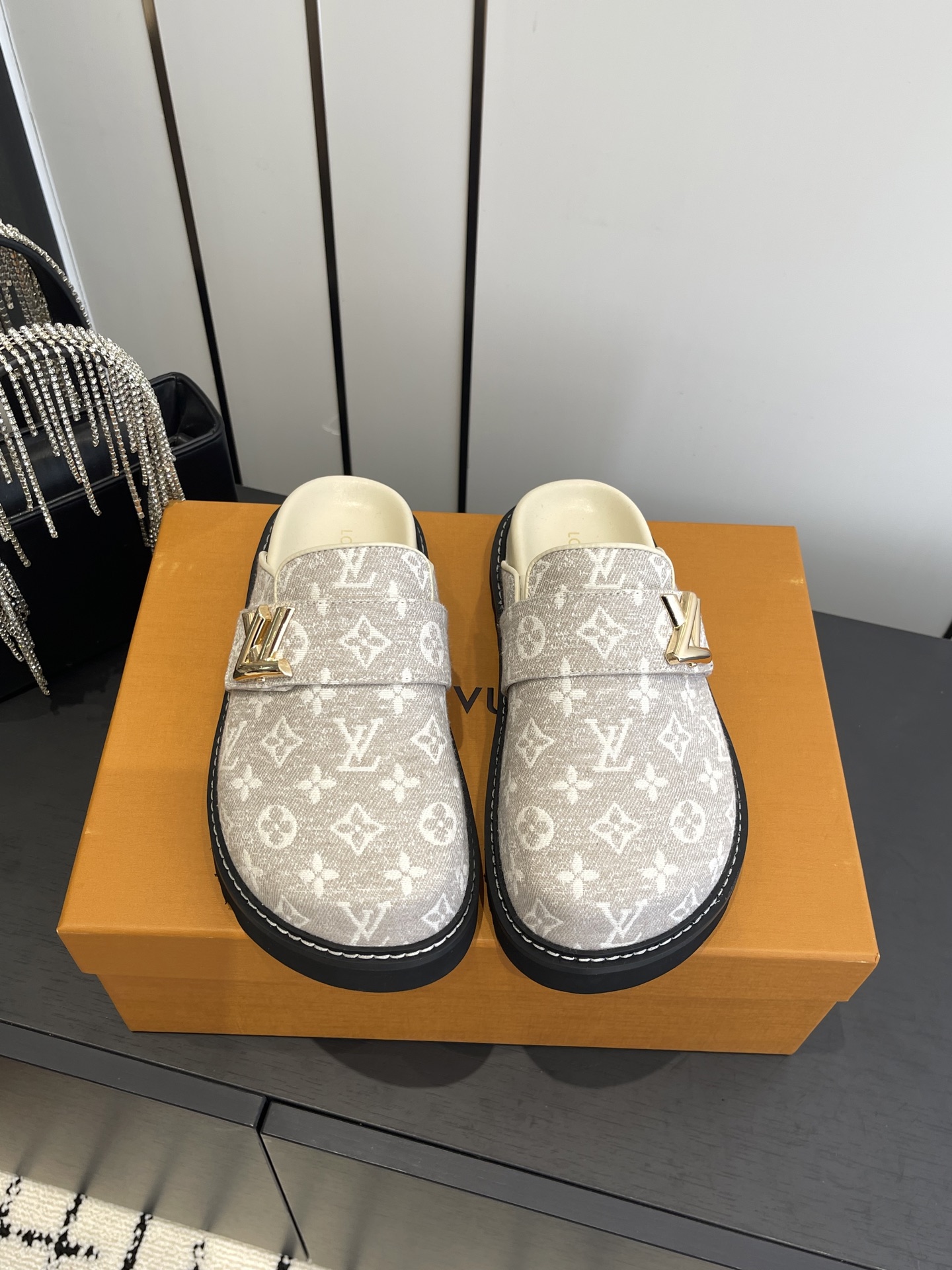 NO:560940,Louis Vuitton Louis Vuitton water table slippers, half-packed slippers, new Birkenstock slippers, new products, classic monogram outsole foam material, thickened sole platform, perfect score for comfort, perfect score, inner sheepskin code number 35-40 (40 customized), half slippers, louis vuitton, louis vuitton, slippers, sheepskin19860909Louis Vuitton 路易威登 水台拖鞋 半包拖 新款勃肯拖鞋 新品 经典monogram 大底发泡材质 加厚底台舒适度满分增高效果满分 内里羊皮 码数35-40（40订做）,半拖,louis vuitton,louis vuitton,slippers,sheepskin,Women's Shoes