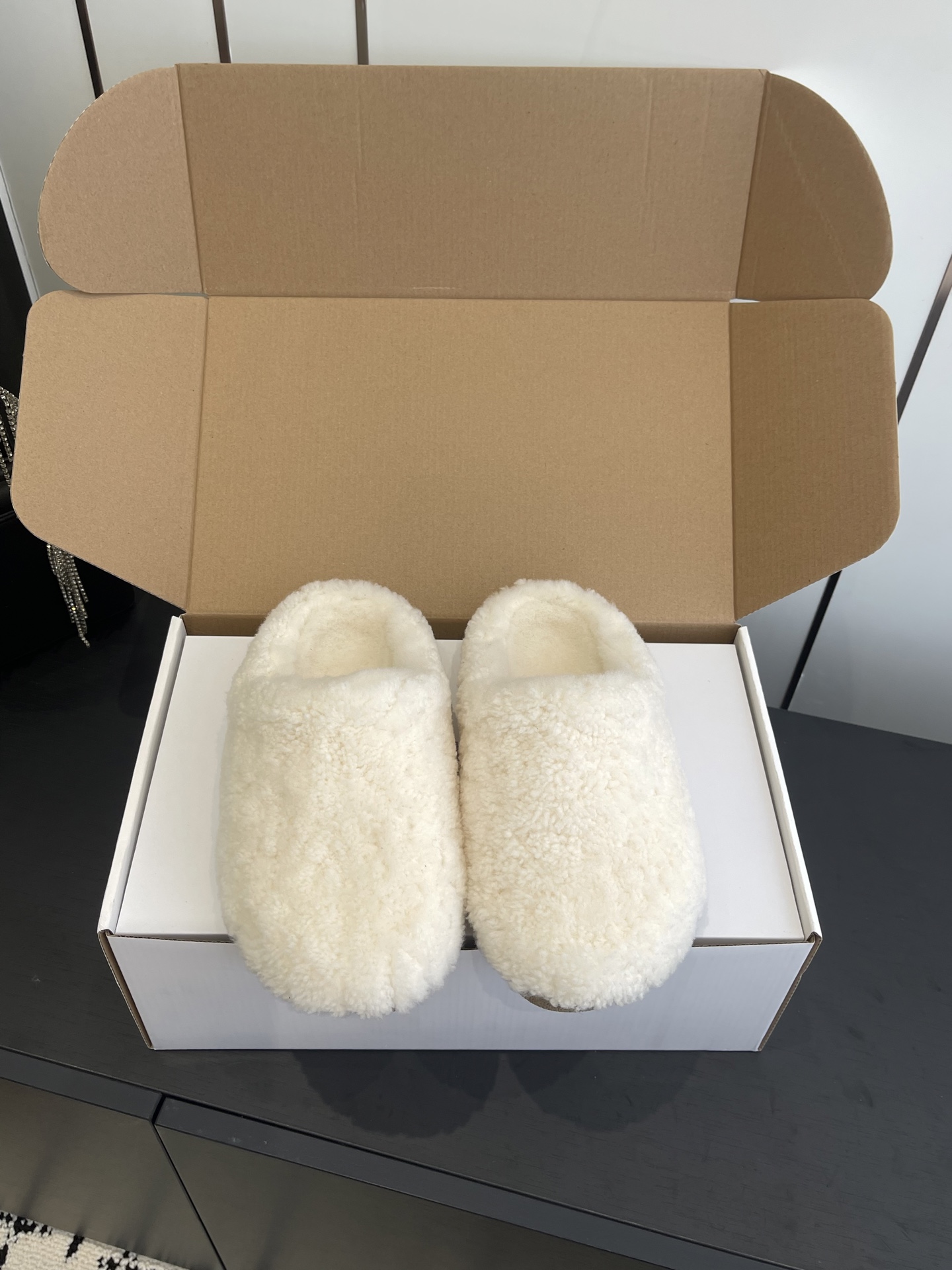 NO:560937,alo 25ss new autumn and winter thick-soled lamb wool Birkenmueller fur slippers. Super thick and warm wool slippers, who can resist furry ~ Made entirely of wool, the soft and delicate fur fits the feet in the cold autumn and winter, not to mention how warm and comfortable they are!  The overall fit is super loose and good, and the thick soles are increased to fully meet daily travel~ The two colors are available and are very suitable for the autumn and winter atmosphere~~ Fabric imported wool, lining sheepskin/wool lining, original open-molded rubber non-slip outsole, size 35-40 (40 customized), furry shoes and half slippers, slippers, sheepskin19860909alo 25ss秋冬新款 厚底羊羔毛博肯穆勒毛毛拖鞋 超级厚实温暖的羊毛拖,就问谁能抵抗毛茸茸呢～全面采用羊毛制作,柔软细腻的毛毛在寒冷的秋冬贴合着脚部,别提有多温暖舒适了！整体版型超级宽松有好,厚底增高完全满足日常出行～两色发售都很适配秋冬氛围感～～ 面料进口羊毛 内里羊皮/毛里 原版开模橡胶防滑大底 码数35-40（40订做）,毛毛鞋半拖,slippers,sheepskin,Women's Shoes