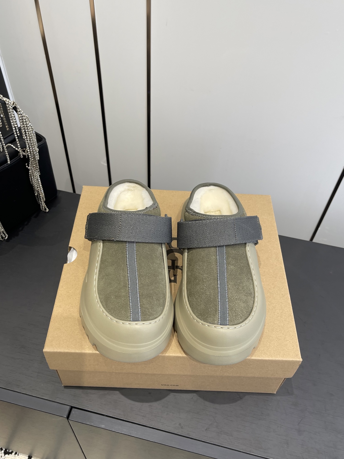 NO:576762,The new UGG wool shoes for couples are close-fitting and comfortable. They won't chafe your feet at all and you won't feel tired after wearing them all day long. They have a sense of design and can be easily handled whether worn with jeans for a casual style or a small skirt for a gentle style. The fit is very high and the quality details are handled perfectly. You can enter with your eyes closed. The neoprene material on the sides of the upper is very water-repellent. The suede is still stable in rainy days. The wool is super warm and the EVA super lightweight outsole is about three centimeters in height.  Size 35-45 (40 for women, 45 for men, customized), furry shoes, skirts, jeans, chamois leather19860909情侣款 UGG新款羊毛鞋 贴脚又舒服,完全不会磨脚,穿一整天都不累.有设计感,无论是搭配牛仔裤走休闲风,还是搭小裙子走温柔风,都能轻松拿捏,适配度 回头率超高, 品质细节处理满分,闭眼入,鞋面侧面氯丁橡胶材质十防泼水麂皮雨天照样稳 羊毛超保暖 EVA超轻便大底三公分左右的高度 码数35-45（女40 男45订做）,毛毛鞋,skirts,jeans,chamois leather,Women's Shoes