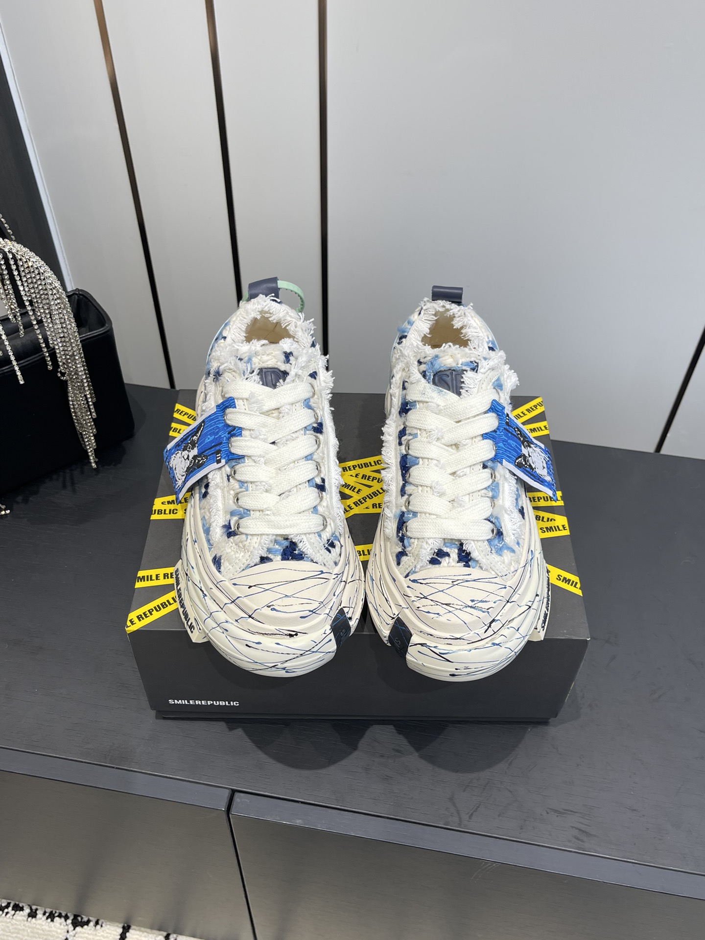 NO:577493,SMILEREPUBLIC SR Galaxy 70S low-top canvas shoes without lights, couple model, Zhang Jianing, Wang Yuexin, Luo Zhouzhou, Fan Shiqi, the same style for celebrities. There are so many trendy celebrities and Internet celebrities. They are so cool on their feet, both in appearance and comfort. I really can’t resist this pair of shoes. I would like to call them thick-soled shoes. They are very versatile. The shoes are really big.  It's like wearing a boat on your feet, which makes your legs look longer and thinner, making them look so delicate. Increases height by about 4cm, good news for short people. Size 35-44, casual shoes/sports shoes, sneakers19860909SMILEREPUBLIC SR 银河系70S 低帮帆布鞋 无灯款 情侣款 张佳宁 王栎鑫 罗一周 范世琦 明星同款 超多潮人明星网红上脚好酷炫的不论是颜值还是舒适度都yyds 真的抵抗不了 这双鞋子我愿称作厚底鞋天花板好百搭的一款鞋子 鞋子真的很大 像穿了一条船在脚上巨显腿长和腿细显得好秀气 增高约4cm矮个子福音 码数35-44,休闲鞋/运动鞋,sneakers,Women's Shoes