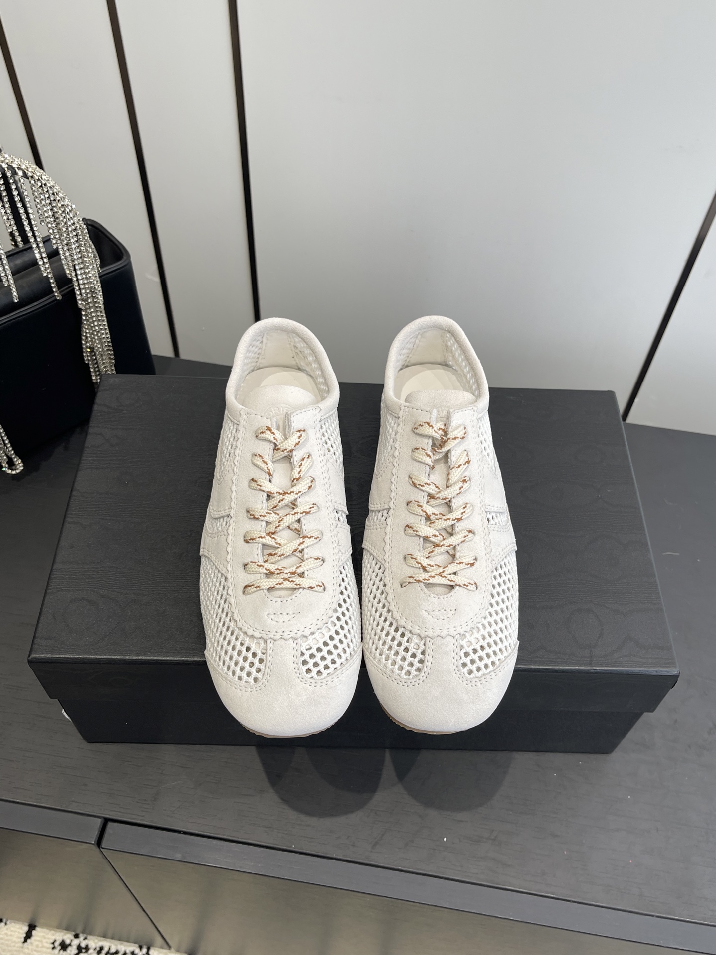 NO:578565,Dries Van Noten·DVN Marathon Retro Moral Training Shoes for Couples Spring and Summer Series The designer transforms, distorts and subverts classic elements to create sports shoes that are practical, rich in design and practical to wear. The uppers are made of suede, soft cowhide and other materials, and are paired with this year's popular nylon twist rope shoelaces, achieving a perfect balance between practicality and fashion!  Size: 35-45 (40 for women, 45 for men, customized), casual shoes/sports shoes, sneakers, cowhide, chamois leather19860909情侣款Dries Van Noten·DVN 马拉松复古德训鞋 春夏系列 设计师通过改造、扭曲和颠覆经典元素,打造出实用而富有设计感实穿的运动鞋履. 鞋面由麂皮、柔软牛皮等材质拼接而成,并搭配今年流行的尼龙扭绳鞋带,实用性与时尚性得到完美的平衡！码数:35-45（女40 男45订做）,休闲鞋/运动鞋,sneakers,cowhide,chamois leather,Women's Shoes