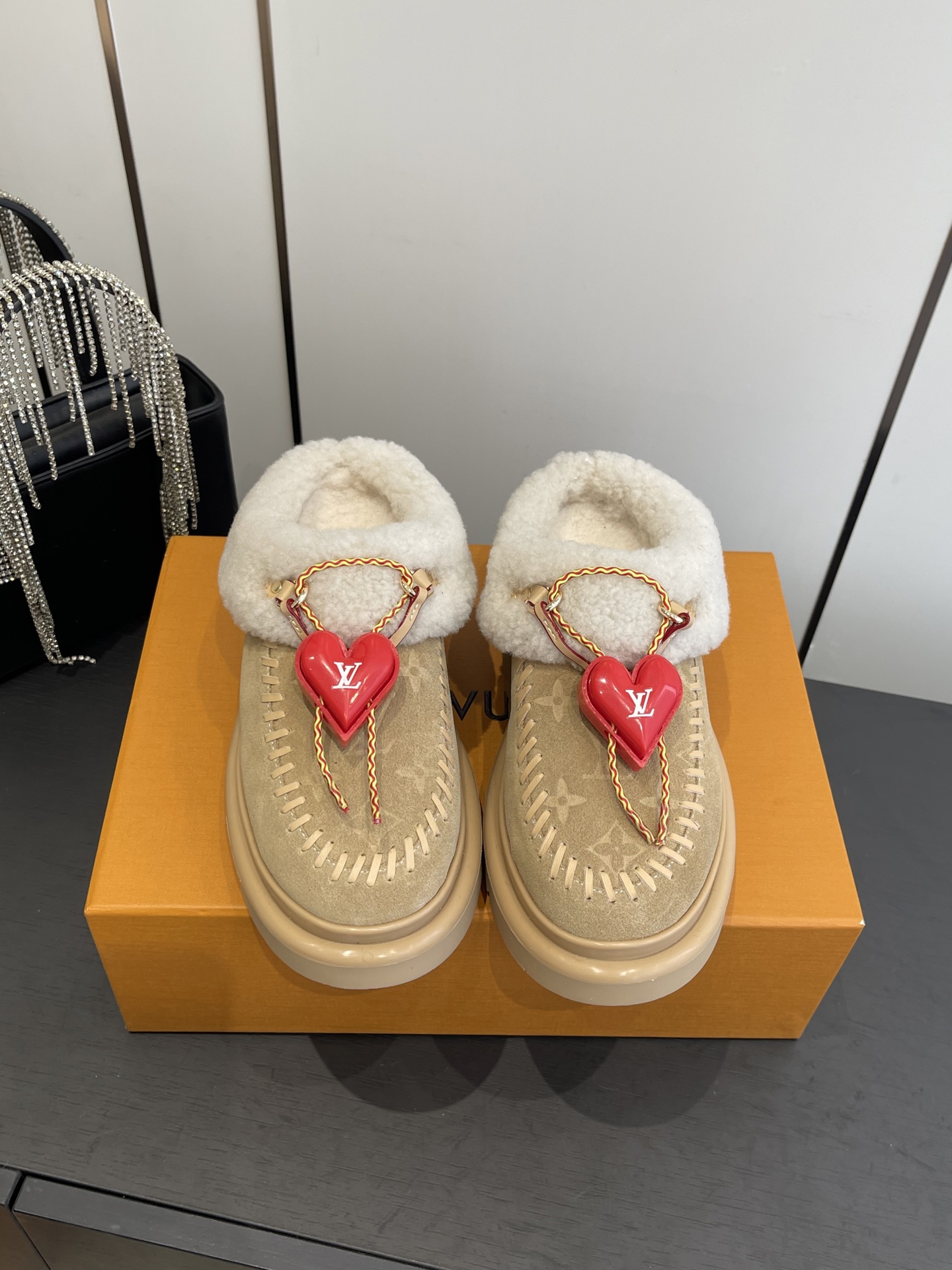 NO:592332,Louis Vuitton Louis Vuitton 25 new ski series snow boots (Accessories 60) Made of suede cow leather with a velvet texture, paired with a soft and warm shearling lining. The letter stitching on the upper and the inscribed buckle of the adjustable laces enrich the brand details. The lightweight micro outsole completes the trendy style. The fabric is made of original imported first-layer cowhide, the lining is wool, and the original open-molded outsole  Size 35-39 (40.41 custom-made), half-drag snow boots, louis vuitton, louis vuitton, boots, cowhide19860909Louis Vuitton 路易威登 25新品滑雪系列 雪地靴（配饰60） 以绒面牛皮革呈现丝绒质感 搭配柔暖羊毛皮内衬 鞋面的 字母缝线和可调节鞋带的铭纹搭扣共同丰富品牌细节 轻盈微型外底完善潮流格调 面料采用原版进口头层牛皮 内里垫脚羊毛 原版开模大底 码数35-39（40.41定做）,半拖雪地靴,louis vuitton,louis vuitton,boots,cowhide,Women's Shoes