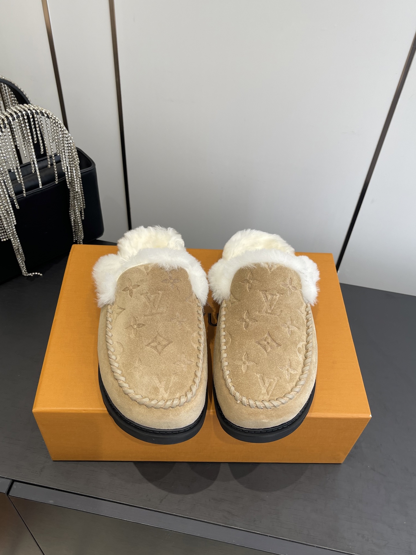 NO:592329,Louis Vuitton Louis Vuitton 25 new ski series snow boots, furry half-slippers, made of suede cow leather with a velvet texture, matched with a soft and warm shearling lining. The letter stitching on the upper and the inscribed buckle of the adjustable laces jointly enrich the brand details. The lightweight micro outsole completes the trendy style. The fabric is made of original imported first-layer cowhide, the lining is wool, and the original molded outsole  Size 35-39 (customized at 40.41), semi-shoes, louis vuitton, louis vuitton, boots, cowhide19860909Louis Vuitton 路易威登 25新品滑雪系列 雪地靴 毛毛半拖 以绒面牛皮革呈现丝绒质感 搭配柔暖羊毛皮内衬 鞋面的 字母缝线和可调节鞋带的铭纹搭扣共同丰富品牌细节 轻盈微型外底完善潮流格调 面料采用原版进口头层牛皮 内里垫脚羊毛 原版开模大底 码数35-39（40.41定做）,半拖毛毛鞋,louis vuitton,louis vuitton,boots,cowhide,Women's Shoes