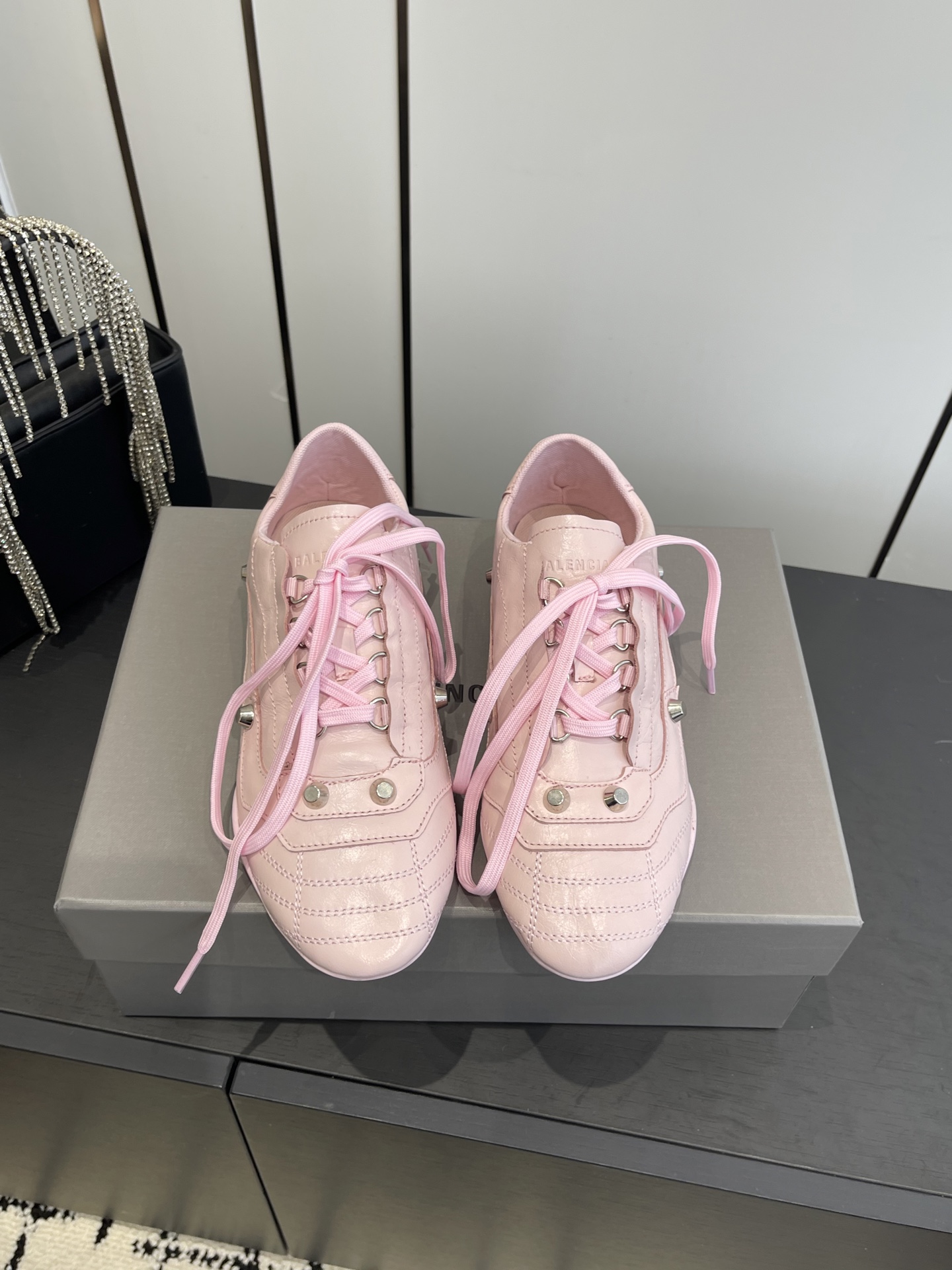 NO:592333,Balenciaga 25ss new product, sports style, retro, moral training shoes. Based on retro football shoes, combined with Balenciaga's iconic 'fashion sports style'. The upper is made of embossed leather with a delicate luster and high-end texture. Some colors are coated with metallic coating to increase eye-catching. The shoe body is decorated with rivets and stitching texture. It retains the classic elements of football shoes and enhances the sense of luxury through exquisite craftsmanship. The laces are the same color as the shoe body. The overall style is unified and there are rich color options.  It can be worn with casual pants/jeans for street style, or it can be worn with skirts to create a 'sweet and cool contrast', which is a very popular type of fashion sneakers in recent years. Cowhide upper, mesh lining, rubber outsole, size 35-40 (customized in 40), casual shoes/sports shoes, balenciaga, balenciaga, sneakers, skirts, jeans, cowhide19860909Balenciaga 25ss 新品 运动风 复古 德训鞋 以复古足球鞋为原型 融合巴黎世家标志性的“时装运动风” 鞋面采用压纹皮革 自带细腻光泽和高级质感 部分颜色用了金属感涂层 增加吸睛度 鞋身有铆钉装饰车线纹理 保留了足球鞋的经典元素 通过精致工艺提升了奢华感 鞋带与鞋身同色 整体风格统一 色彩选择丰富 既可以搭休闲裤/牛仔裤走街头风 也能配裙装打造“甜酷反差感”是近年很火的时装球鞋类型 鞋面牛皮 内里网布 大底橡胶大底 码数 35-40（40定做）,休闲鞋/运动鞋,balenciaga,balenciaga,sneakers,skirts,jeans,cowhide,Women's Shoes