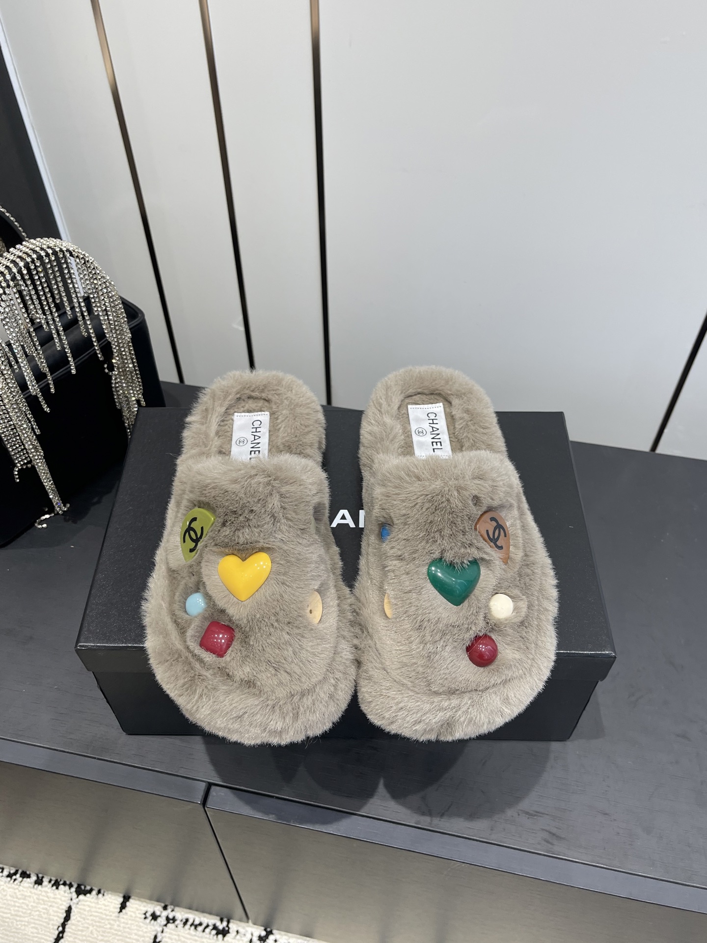 NO:593007,Chanel classic double C furry slippers for all seasons!  This fur flip flop is so cute~ The soft and fluffy fur is comfortable and warm for the feet! It increases the height and makes the legs longer! It is casual and lazy with socks in autumn and winter. The upper feet are really beautiful and fashionable! So beautiful and beautiful! Imported wool, feels delicate, soft and silky. Rubber outsole, size 35-39 (40 41 custom-made), furry shoes half-flop, chanel, slippers, socks19860909Chanel 经典四季双C毛毛拖鞋！这款毛拖真的是真太可爱了～ 柔软蓬松的毛毛,舒服暖脚! 增高显腿长! 秋冬搭配袜子休闲又慵懒 上脚真的好看又时髦!美腻美爆了! 进口羊毛,手感细腻柔软丝滑 橡胶大底 码数35-39（40 41订做）,毛毛鞋半拖,chanel,slippers,socks,Women's Shoes