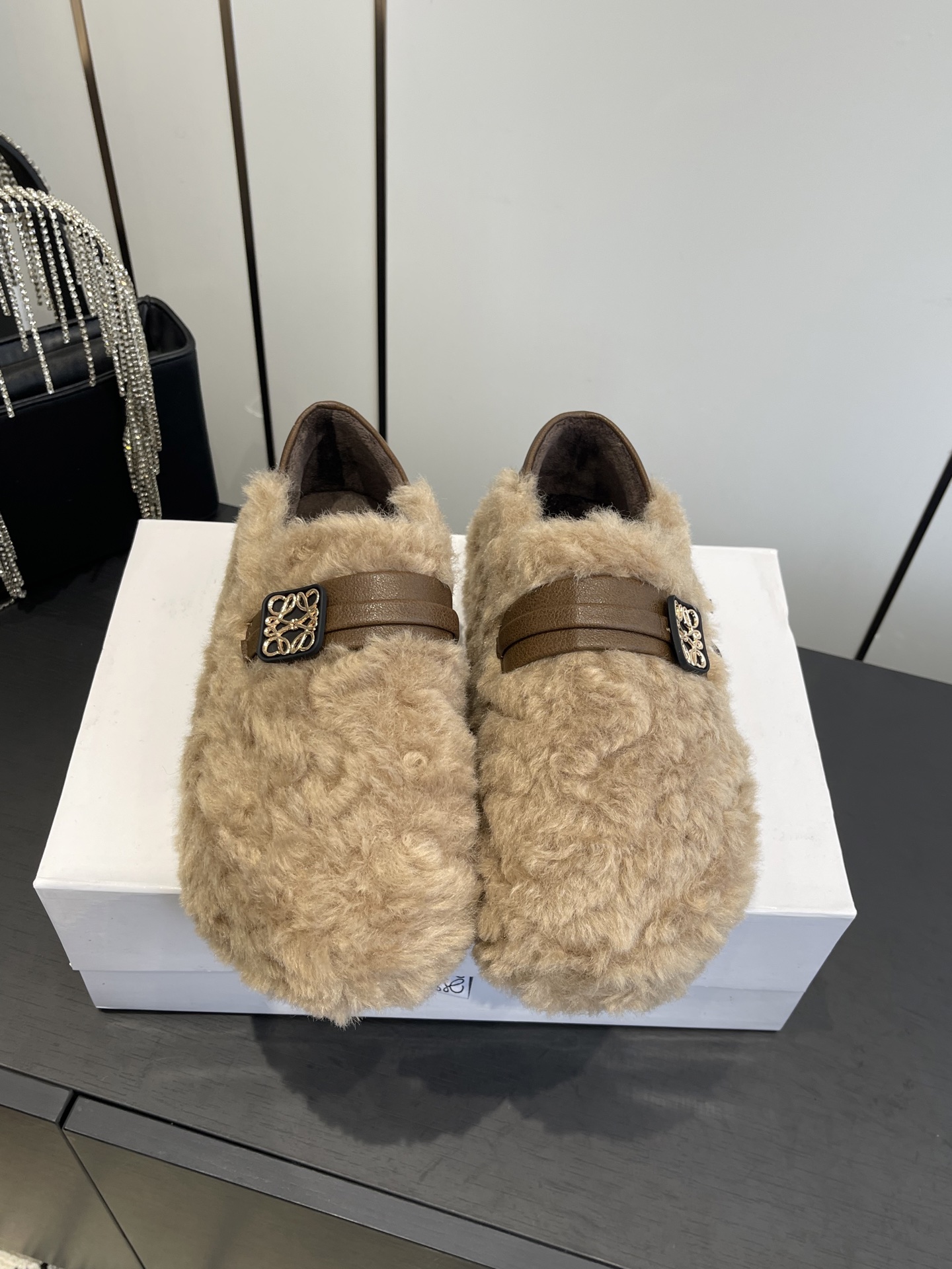 NO:593004,LOEWE 25ss autumn and winter series wool back-stepping bun shoes. I was attracted by this brand when it came out. I searched for it for a long time before I found it. It’s really hard to find a pair of shoes. It’s really super good-looking. My sisters gave me the size of 35-40 (40 custom-made). Maomao shoes, loewe19860909LOEWE 25ss 秋冬系列 羊毛 后踩 包子鞋 这个品牌刚出我就心动了 代购找很久才买到货,真的一鞋难求,真的超级好看,姐妹们给我冲 码数35-40（40定做）,毛毛鞋,loewe,Women's Shoes