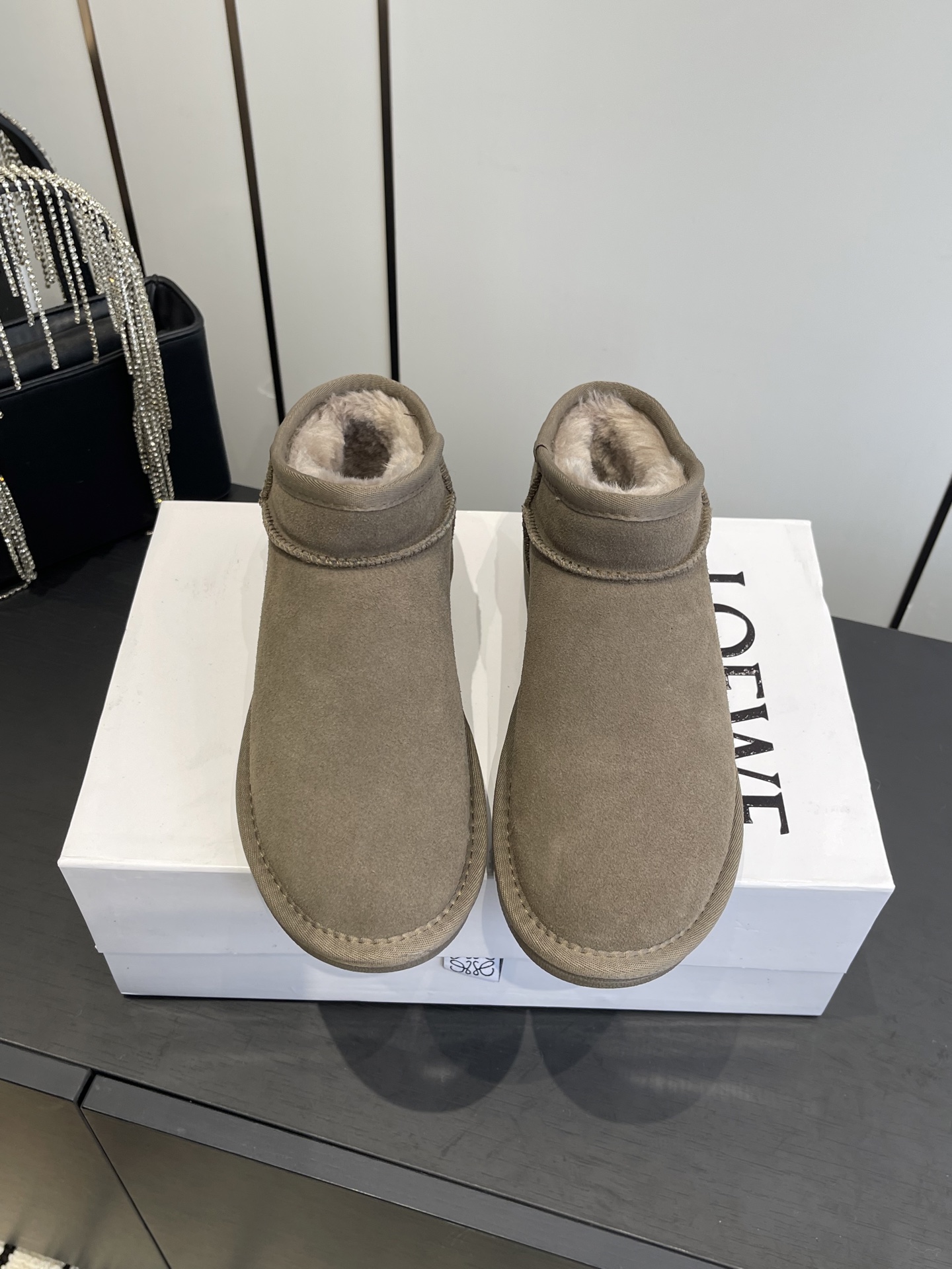 NO:593001,LOEWE 25ss Autumn and Winter Loewe also has its own snow boots!  Loewe's fur integrated boots, I said they can keep warm and are so light and soft. They can only be Loewe's, right? They are made of sheepskin and fur. Under the craftsmanship of a century-old handicraft workshop, they are light and soft, very light and very soft. The outer surface is made of nubuck, which has the texture of suede, but is very durable!  !  !  Who can refuse such a pair of boots that are warm, light and soft. Purchasing authentic products and developing perfect replicas. The designer launches to explore the concept of originality and appropriation in the fashion industry. Inheritance and classics come from Loewe. It can only be said that the feet feel incomparable and warm. You can only understand it the moment you put it on. The fabric is original lamb fur and fur (cold protection and warmth). The outsole is original molded non-slip sole.  Size 35-40 (40 customized) one size too small, snow boots, loewe, loewe, boots, sheepskin, chamois leather19860909LOEWE 25ss 秋冬 罗意威 也有自己的雪地靴了！ 罗意威皮毛一体靴俺就说能保暖还能这么轻这么软乎的靴子也只能是罗意威了吧羊皮毛一体的材质 在百年手工坊的工艺下,轻盈柔软,非常轻非常软糯 外面做的正绒面工艺,有麂皮的质感的同时,但非常的经久耐用！！！C这么一双又保暖、又轻盈又软平的靴子谁能拒绝. 正品购入开发 完美复刻 设计师推出探索时尚界对于原创与挪用的概念 传承与经典来自 Loewe 只能说脚感无敌保暖只有穿上的那一刻才懂 面料原版羊羔毛皮毛一体（防寒保暖） 大底原版开模防滑鞋底 码数35-40（40订做）偏小一个码,雪地靴,loewe,loewe,boots,sheepskin,chamois leather,Women's Shoes