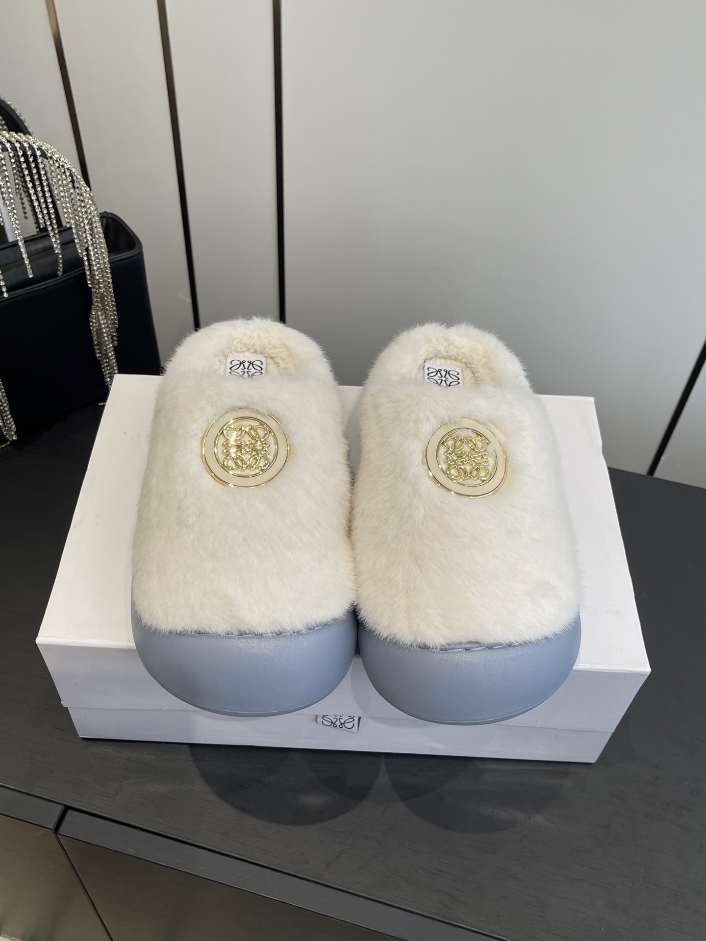 NO:592995,LOEWE 25ss new autumn style wool slippers Ease three-petal head full leather wrapped Birkenstock shoes imported lamb wool material Very comfortable, very recognizable, both beautiful and practical, comfortable but not monotonous wool slippers The upper is imported fur, the inner fur/body, the entire foot is wrapped in real wool, wear-resistant PU outsole Size 35-41 (40  41 custom-made), semi-furry shoes, loewe, loewe, slippers19860909LOEWE 罗意威 25ss开秋新款 毛拖鞋 Ease三连花瓣头 全皮包裹博肯鞋 进口羊羔毛材质 舒适度极高,非常具有辨识度,美貌与实用并存舒适而不单调的毛拖鞋 鞋面进口皮毛一体,内里皮毛/体,整个垫脚包裹全真羊毛,耐磨pu大底 码数35-41 (40 41订做）,半拖毛毛鞋,loewe,loewe,slippers,Women's Shoes