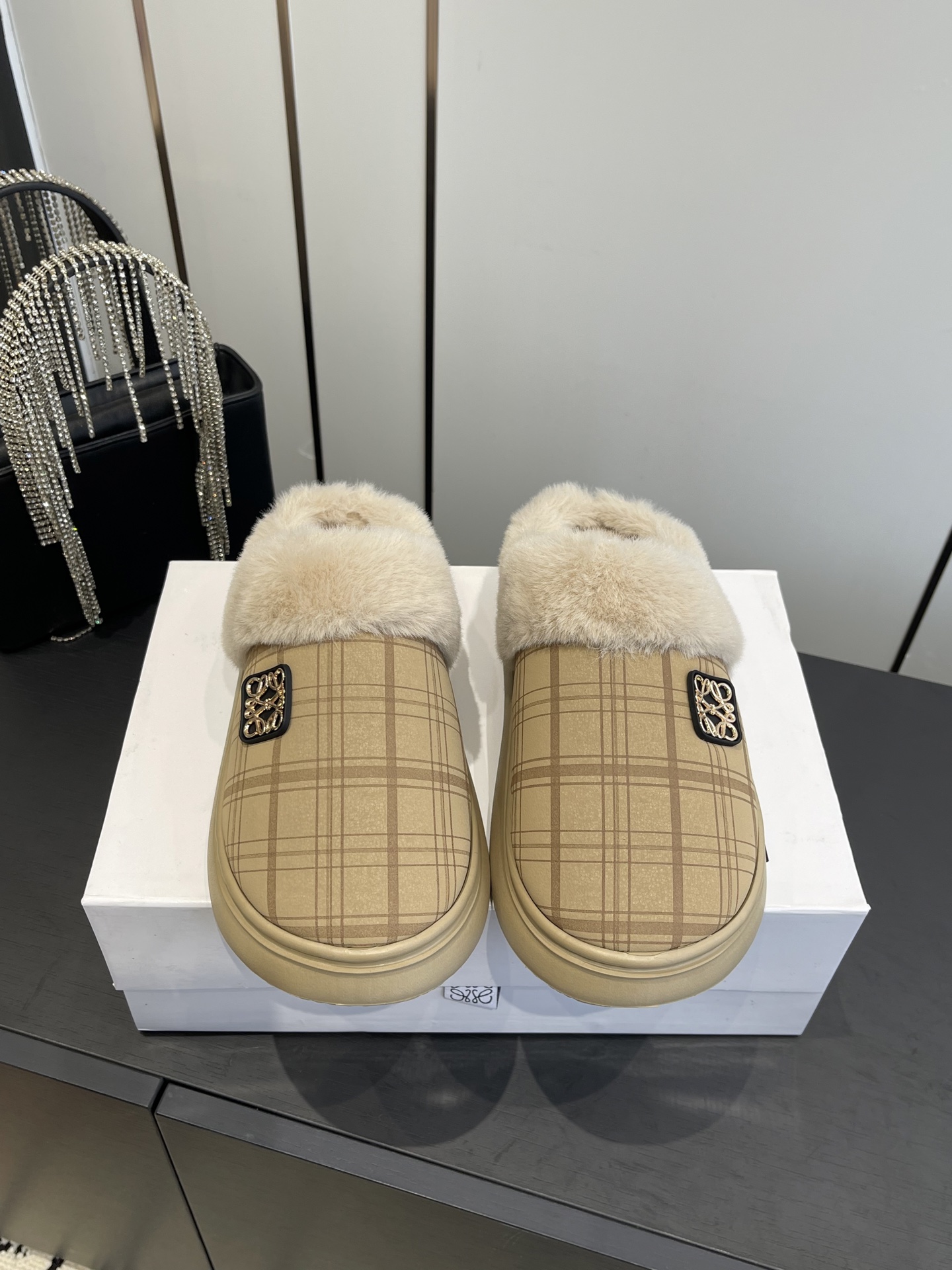 NO:592998,LOEWE 25ss new autumn style wool slippers Ease three-petal head full leather wrapped Birkenstock shoes imported lamb wool material extremely comfortable, very recognizable, both beautiful and practical, comfortable but not monotonous wool slippers with one imported fur upper, fur/body lining, the entire foot is wrapped in real wool, wear-resistant PU outsole Size 35-41 (40  41 custom-made), semi-furry shoes, loewe, loewe, slippers19860909LOEWE 罗意威25ss开秋新款 毛拖鞋 Ease三连花瓣头 全皮包裹博肯鞋 进口羊羔毛材质 舒适度极高,非常具有辨识度,美貌与实用并存舒适而不单调的毛拖鞋 鞋面进口皮毛一体,内里皮毛/体,整个垫脚包裹全真羊毛,耐磨pu大底 码数35-41(40 41订做）,半拖毛毛鞋,loewe,loewe,slippers,Women's Shoes