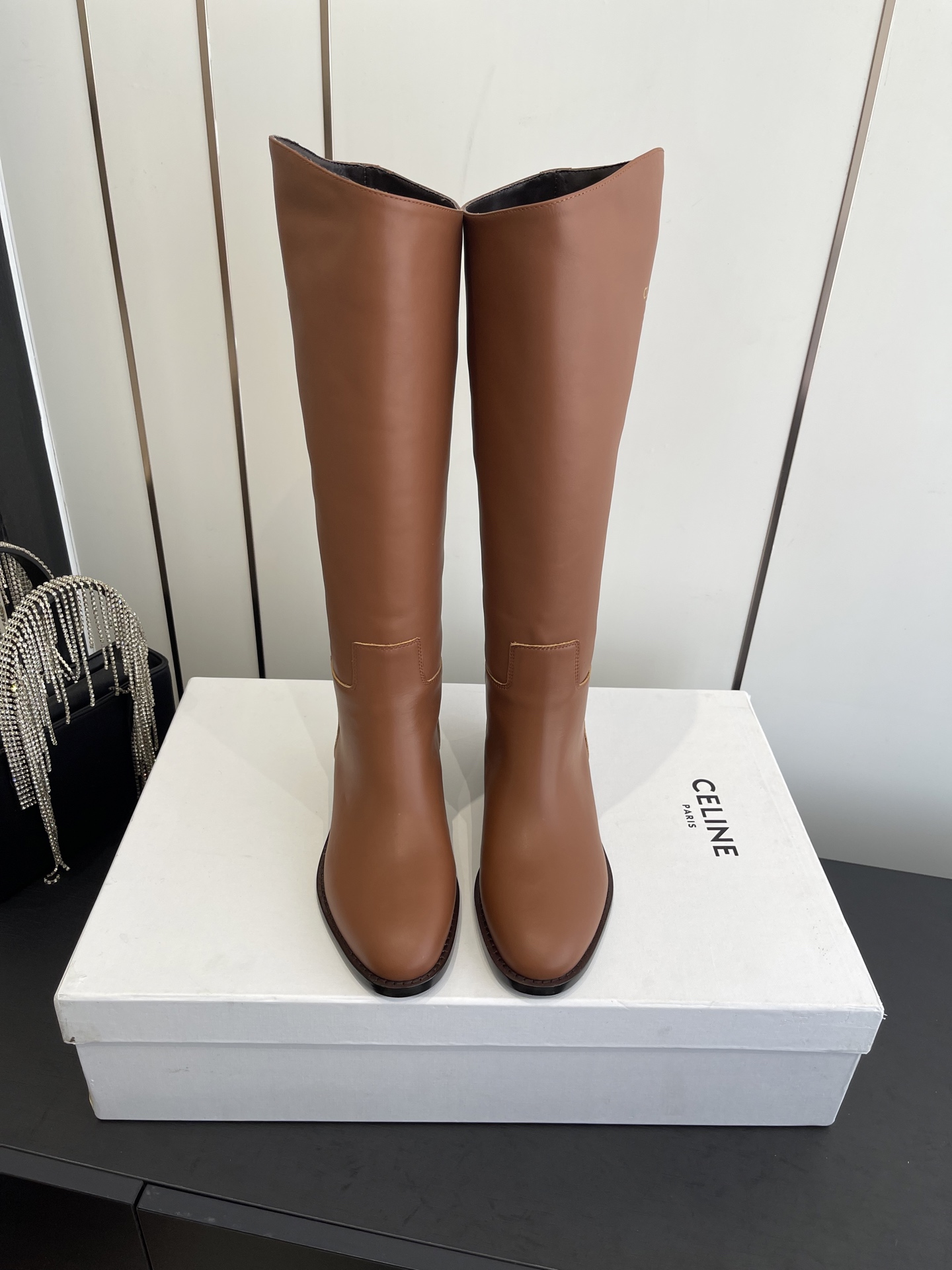 NO:593828,High version CELINE Celine 2025ss new retro thick-soled boots Martin boots knight boots Internet celebrity hot style is coming!  The major Internet celebrities are the first to experience it. Celine Internet celebrity's ins planting tool is very retro style and full of aura. The design style is very novel, high-end and very comfortable. The original version is customized one to one!  Absolutely the original order!  Fabric imported cowhide, lining cowhide, outsole original molded outsole, size 35-40 (customized at 40.41), boots, celine, celine, boots, cowhide19860909高版本CELINE 赛琳2025ss新款复古厚底长靴 马丁靴骑士靴 网红爆款来袭！各大网红抢先体验、Celine网红ins种草神器、非常复古风、气场十足单品、设计风格非常新颖、高档且非常舒适.原版一比一定制！绝对原单做法！ 面料进口牛皮 内里牛皮 大底原版开模大底 码数35-40（40.41订做）,靴子,celine,celine,boots,cowhide,Women's Shoes