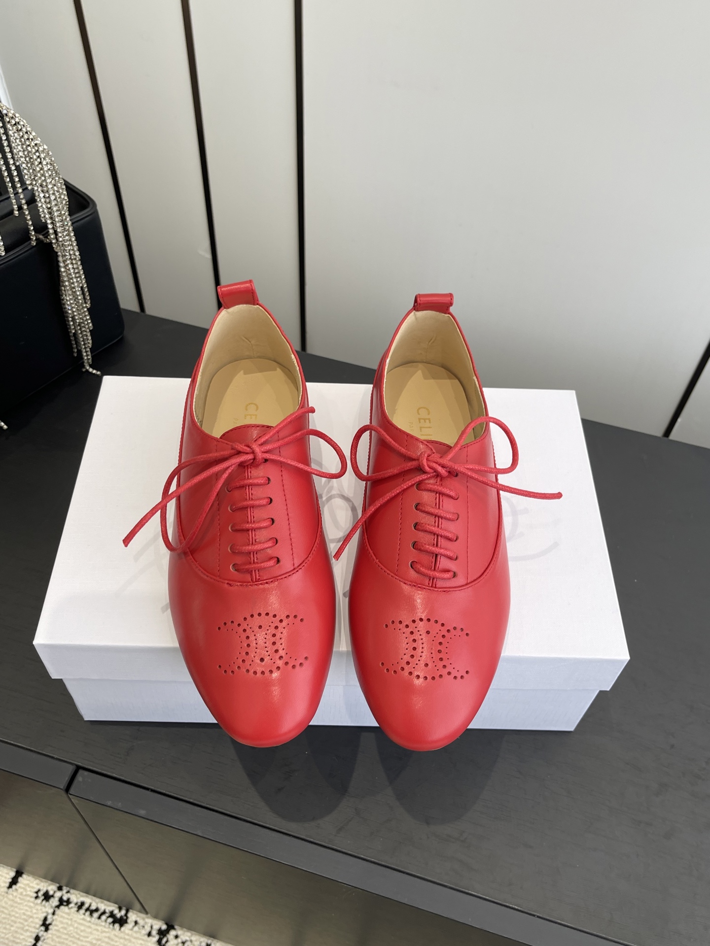 NO:593819,Celine 25ss autumn and winter new lace-up British-style small leather shoes. The classic Arc de Triomphe logo LOGO is combined with the classic style of the 1970s. Retro casual yet youthful and western style ~ very versatile for daily wear. Light and breathable on the feet ~ fashionable and western style. Casual going out ~ very good-looking. The upper is made of original imported soft patent leather mixed sheepskin, the inner lining is sheepskin, and the sole is original and customized with genuine leather outsole imported from Italy.  Size 35-39 (40.41 customized), single shoes, celine, celine, sheepskin, Leather soles19860909Celine 赛琳25ss秋冬新款系带英伦风小皮鞋 经典凯旋门标志LOGO再融合70年代经典款式 复古休闲又不乏青春洋气～日常穿着非常百搭 上脚轻便透气～时髦洋气 随性出门～巨好看 鞋面采用原版进口软漆皮混种羊皮 内里垫脚羊皮 鞋底原版定制意大利进口真皮大底 码数35-39（40.41定做）,单鞋,celine,celine,sheepskin,Leather soles,Women's Shoes