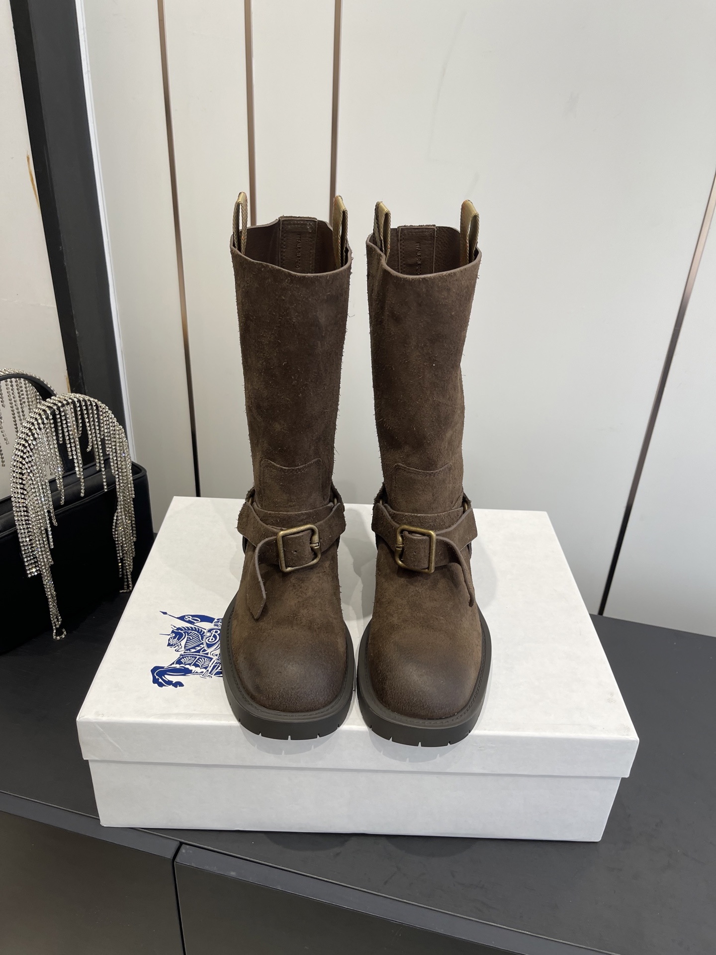 NO:593798,BURBERRY from designer Daniel Lee 25ss new design boots for autumn and winter, mid-calf boots and high boots. The same style of Yi Mengling has been worn by many Internet celebrities. It is a limited edition for autumn and winter. It is very difficult to buy in the counter. It looks very hard, but it is actually very soft and easy to wear!  The feet feel great!  The boots are wide, no matter whether your legs are thick or thin, you can wear them with a loose feeling and make your legs look very straight!  !  Full of punk style!  (ZP molded Blue Knight sole) Customized imported high mercerized suede cowhide for the upper Customized sheepskin lining Original molded outsole Heel height 3.5cm Size 35-39 (40 customized), boots, burberry, burberry, boots, cowhide, sheepskin19860909BURBERRY 巴宝莉 出自设计师Daniel Lee 25ss 秋冬全新设计新款靴子中筒靴高靴 易梦玲同款超多网红明星上脚 今年秋冬限定款 专柜非常难买 看着很硬的样子 其实非常软巨好穿！脚感超赞！ 靴筒宽大 不管腿粗腿细 都能穿出宽松感而且非常显腿直！！朋克风十足！（ZP开模蓝骑士鞋底） 鞋面定制进口高丝光反绒牛皮 内里订制绵羊皮 鞋底原版开模大底 跟高3.5cm 码数35-39（40定做),靴子,burberry,burberry,boots,cowhide,sheepskin,Women's Shoes