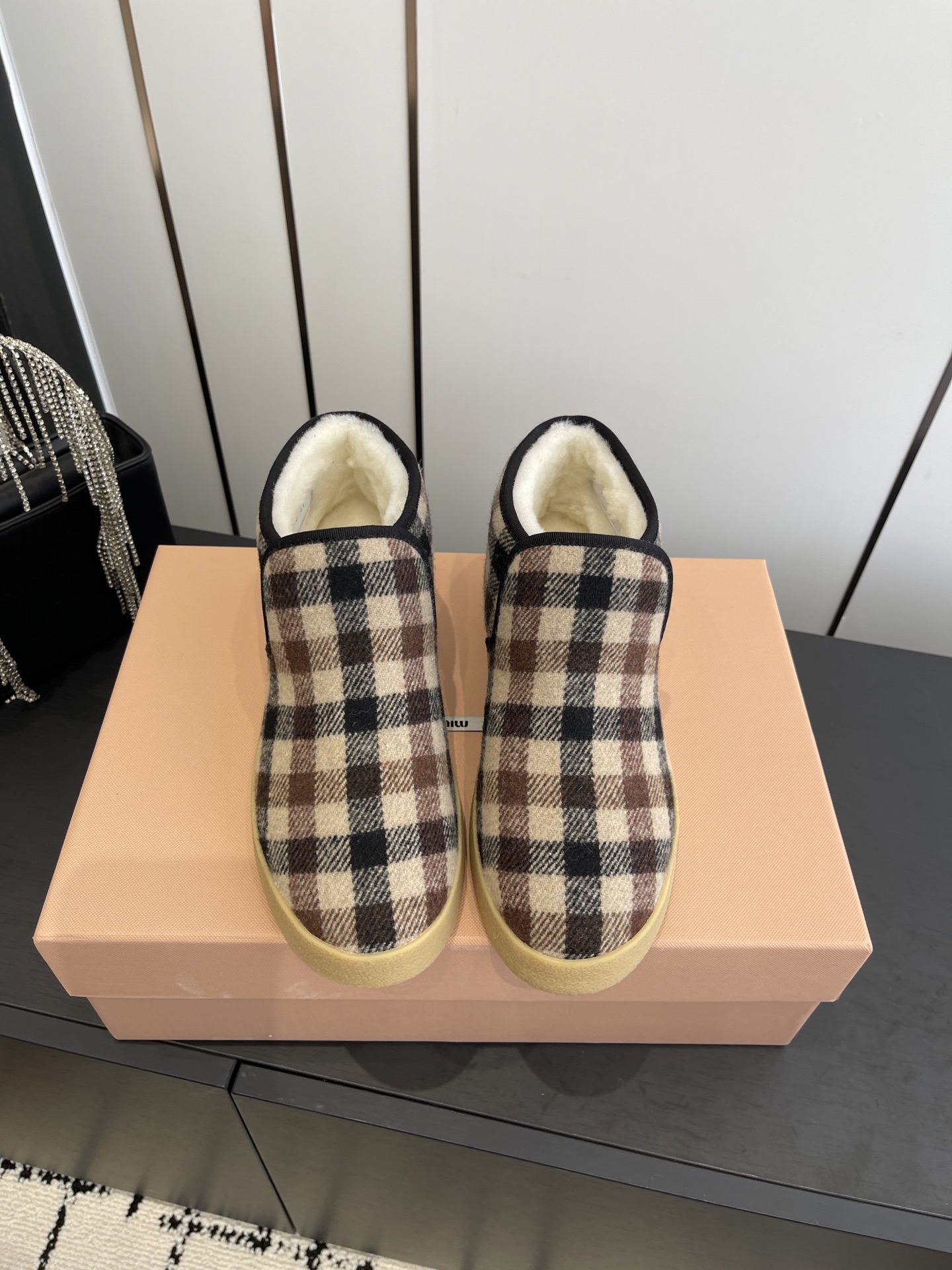 NO:593820,Miu Miu autumn and winter catwalk new style. Pure wool snow boots are a warm choice for girls who are sweet and cool in winter. Snow boots are a new level of sweetness and coolness. From styling to details, they have the right combination of girliness and warmth. The mercerized cow suede fabric has a delicate and high-end feel. The wool edge of the shoe mouth is fluffy and soft, which is visually very 'warm'. It can also modify the ankle line and make the calf look slimmer. It is very suitable for daily outings and winter commuting.  Size 35-40 (40 customized), snow boots, miumiu, boots19860909Miu Miu 缪缪 秋冬走秀新款 纯羊毛雪地靴冬日甜酷少女的温暖选择 雪地靴甜酷新高度 从造型到细节 把少女感与保暖性拿捏刚好,丝光牛反绒面料自带细腻高级感 鞋口羊毛绒边蓬松柔软 视觉上就很“暖” 还能修饰脚踝线条 让小腿看起来更纤细 无论是日常出街还是冬日通勤 都很合适 码数35-40（40定做）,雪地靴,miumiu,boots,Women's Shoes