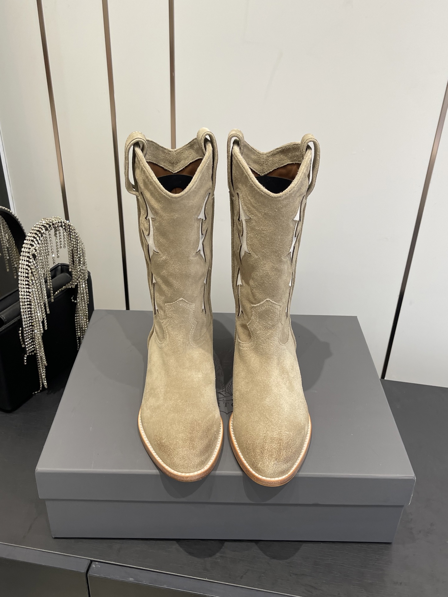 NO:593804,The top version of SARTORE is the latest retro slip-on high boots for autumn. These boots incorporate slip-on elements to present a natural retro texture. The round toe design has smooth lines and is simple and elegant. It not only shows your tall figure, but also effectively improves comfort. The fish-scale pattern anti-slip rubber sole has excellent wear resistance and anti-slip properties, allowing you to maintain stability and confidence in any occasion. The back zipper put-on and take-off design of the boots also fully considers practicality, integrating comfort, practicality and fashion.  It is an indispensable and versatile item in your shoe cabinet. Fabric: Original customized cowhide/distressed craftsmanship. Lining: Original customized sheepskin. Foot pads. Original customized sheepskin. Original customized leather combination sole. Heel height: 2.5cm. Size: 35-40 (customized in 40), boots, boots, sheepskin.19860909顶级版本 SARTORE 秋季最新款复古一脚蹬高靴 这款靴子采用一脚蹬元素的融入 呈现出自然复古的质感 圆鞋头设计线条流畅 简约大气 既显高挑身材 又能有效提升舒适度 而鱼鳞纹防滑橡胶底则具有出色的耐磨性和防滑性 让你在任何场合都能保持稳定与自信 靴子的后拉链穿脱设计也充分考虑到了实用性 集舒适、实用与时尚于一身 是你鞋柜中不可或缺的百搭单品 面料 原版定制牛猄/做旧工艺 内里 原版定制羊皮 垫脚 原版定制羊皮 原版定制真皮组合底 跟高:2.5cm 码数:35-40（40订做）,靴子,boots,sheepskin,Women's Shoes