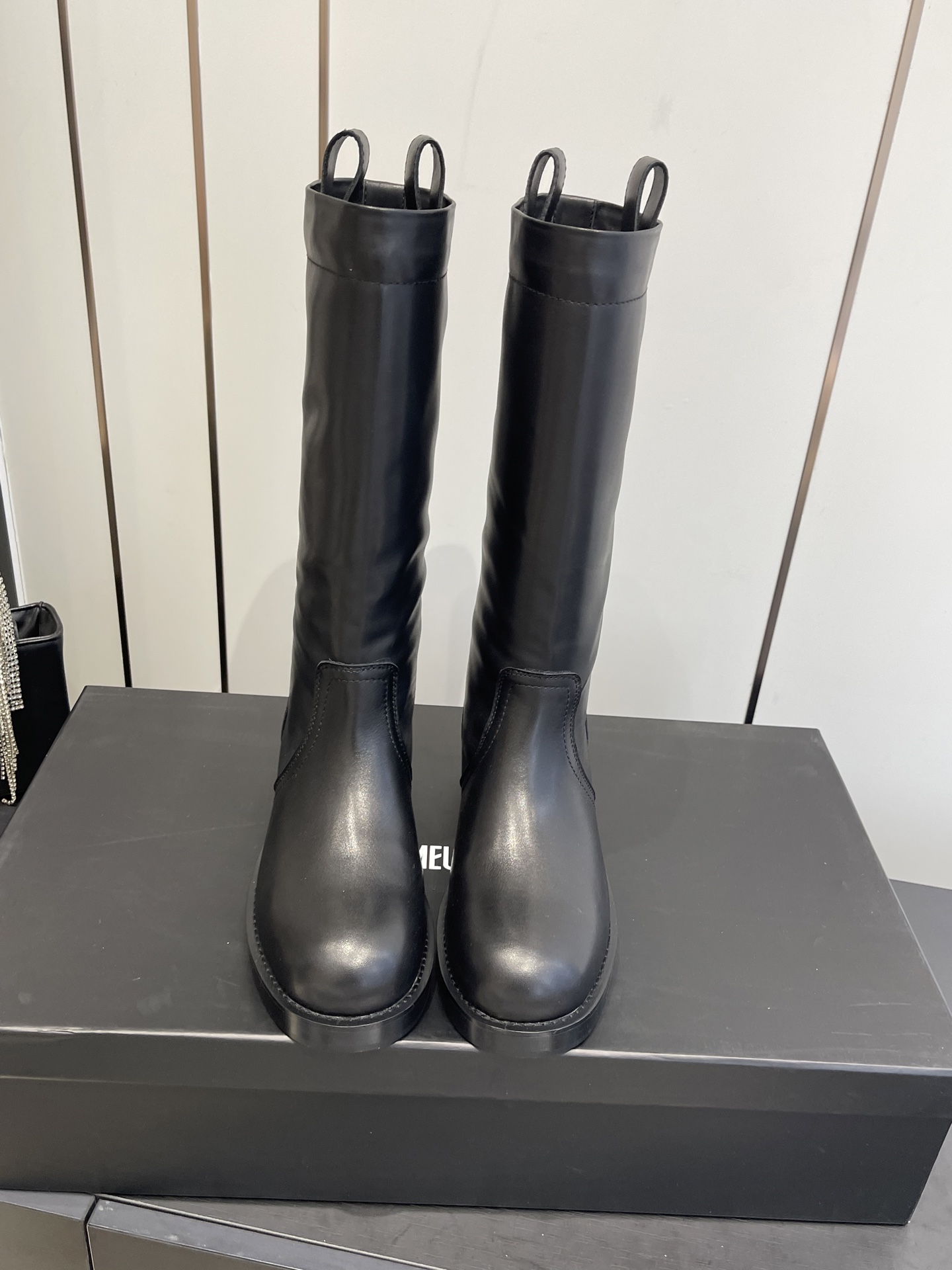 NO:593807,Ann Demeulemeester 25 new autumn and winter new niche fashion brand boots. The more I look at this year's show boots, the more I like them. Imported calfskin and imported cow suede are full of high-end feeling. The boot opening is loose and soft and super comfortable. The height will not get stuck on the knees and it is not easy to show leg bends. The dark series is highly recommended. It shows super thin legs and is very easy to put on and take off. You don't need to unbutton it. The upper is made of original imported cowhide. The lining is made of cowhide. The original customized rubber outsole.  Size 35-40 (40 customized), boots, boots, cowhide19860909Ann Demeulemeester 25秋冬新款 小众潮牌 长靴 今年的秀款靴子越看越喜欢 进口小牛皮和进口牛反绒 高级感满满 靴口松松软软超舒适 这个高度不会卡膝盖也不容易显腿弯 暗黑系超级推荐 超显腿细 而且穿脱超方便 不用解扣子直接穿脱 鞋面采用原版进口牛皮 内里垫脚牛皮 原版定制橡胶大底 码数35-40（40定做）,靴子,boots,cowhide,Women's Shoes