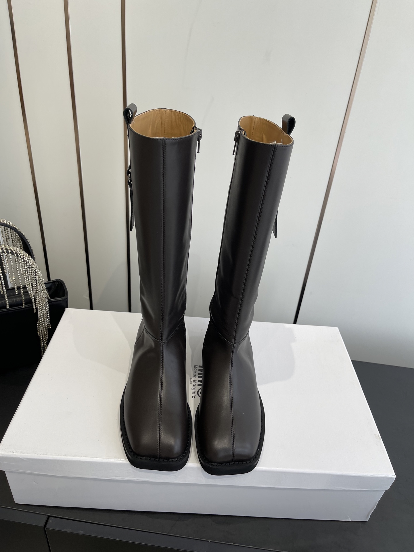 NO:593810,Cowhide surface Maison Margiela·MM6 Margiela 25 latest model high boots for winter. Super good-looking. The overall design and workmanship materials not only make it have a super texture, but also have first-class wearing comfort. Classic square toe with stiletto heels. Sexy temperament. The upper feet very modify the leg shape. Upper: cowhide/cowhide. Lining/foot-padding cowhide. Original rubber outsole. Size 35-39 (customized at 40.41), boots, masion.  margiela,masion margiela,boots,cowhide19860909牛皮面 Maison Margiela·MM6马吉拉 25冬季最新款 高筒靴 超好看 整体设计和做工用料 不仅让它的质感超级棒 而且穿着舒适度也是一流的 经典斜方头搭配细高跟 气质性感 上脚非常修饰腿型 鞋面 牛猄/牛皮 内里/垫脚牛皮 原版橡胶大底 码数35-39（40.41定做）,靴子,masion margiela,masion margiela,boots,cowhide,Women's Shoes