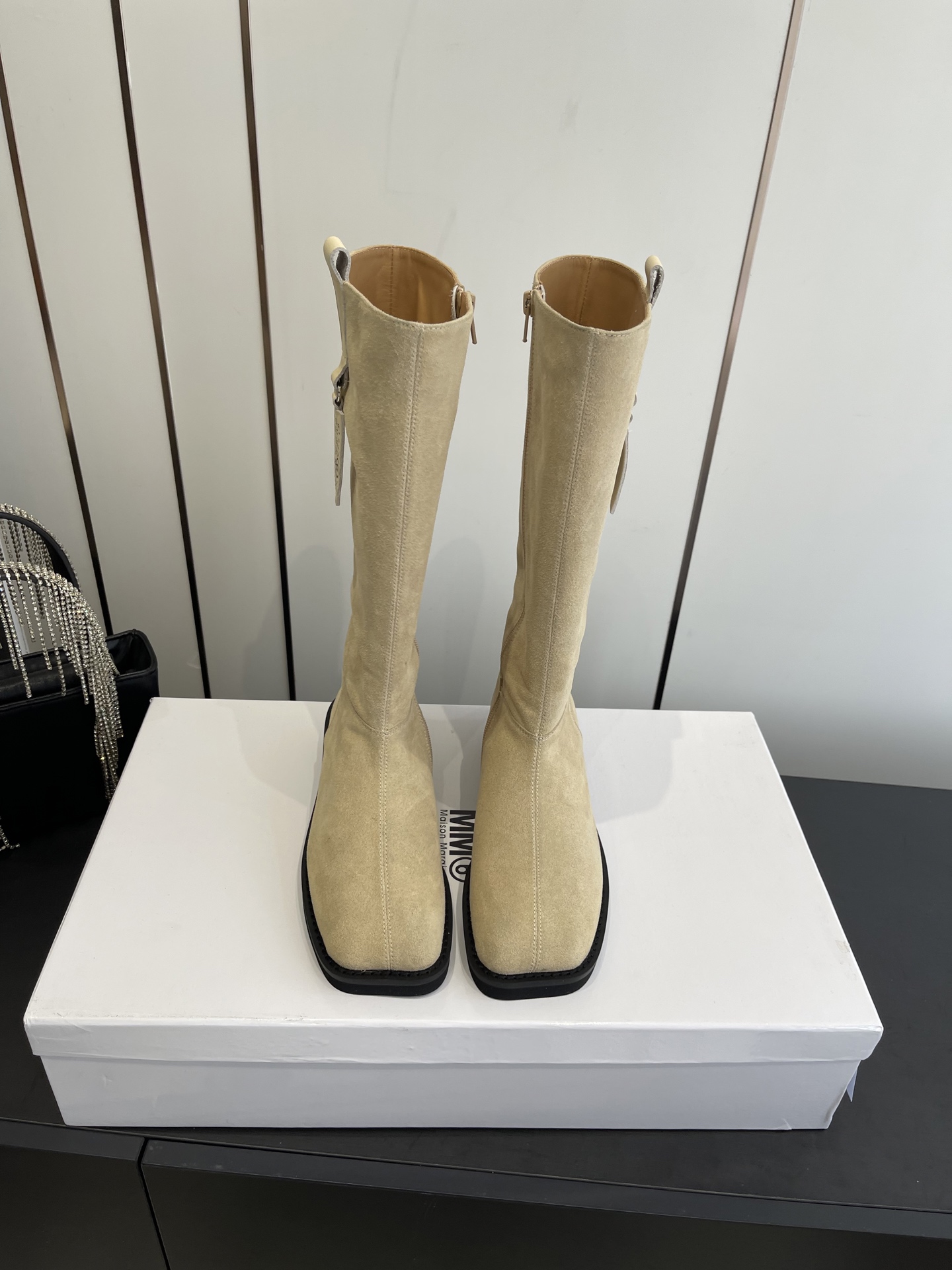 NO:593813,Cow noodle Maison Margiela·MM6 Margiela 25 latest winter high boots, super good-looking, the overall design and workmanship materials not only make it have a super texture, but also the wearing comfort is first-class. Classic square toe with stiletto heels, sexy temperament, very flattering leg shape upper, cowhide/cow leather, lining/foot pad cowhide, original rubber outsole, size 35-39 (customized at 40.41), boots, masion  margiela,masion margiela,boots,cowhide19860909牛猄面 Maison Margiela·MM6马吉拉 25冬季最新款 高筒靴 超好看 整体设计和做工用料 不仅让它的质感超级棒 而且穿着舒适度也是一流的 经典斜方头搭配细高跟 气质性感 上脚非常修饰腿型 鞋面 牛猄/牛皮 内里/垫脚牛皮 原版橡胶大底 码数35-39（40.41定做）,靴子,masion margiela,masion margiela,boots,cowhide,Women's Shoes