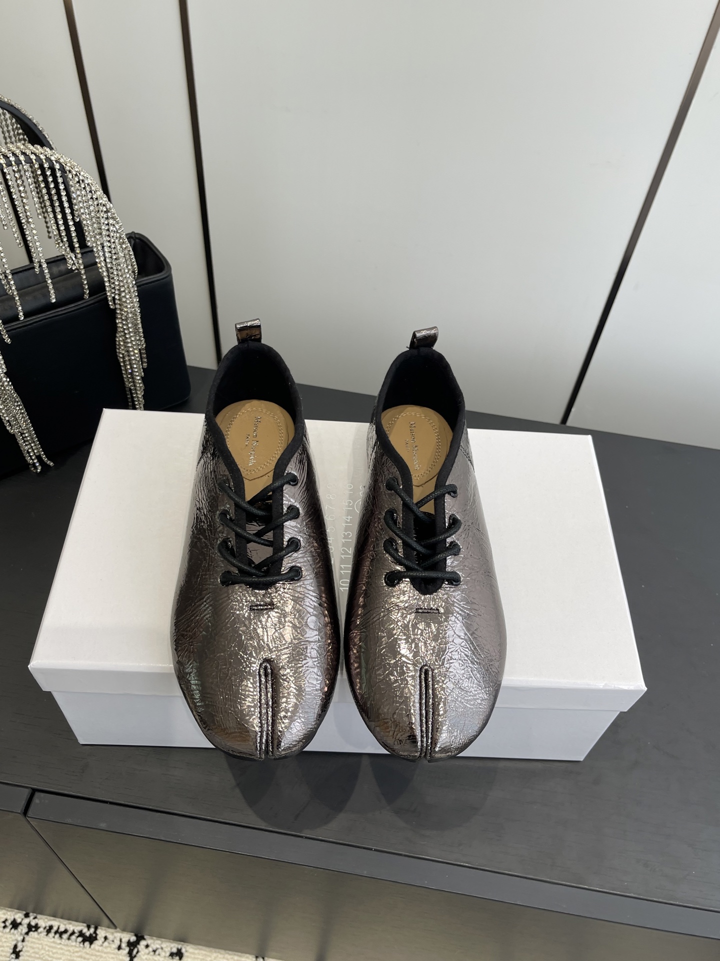 NO:593795,Maison Margiela · MM6 Margiela 26 new spring and summer style retro Mary Jane split-toe shoes and ballet shoes MM6 is the most popular genius designer brand in the past two years. The design is simple and the luxurious texture will make you fall in love. If you don’t want to hit the streets, you can check out this brand. It is relatively niche but so easy to match. Xiaohongshu can see this brand everywhere. BS original one-to-one custom-made upper, original custom-made sheepskin, lining imported sheepskin, original Italian leather outsole  Size 35-39 (40 customized), split-toe shoes, masion margiela, masion margiela, mary jane, sheepskin, Leather soles19860909Maison Margiela·MM6马吉拉 26春夏新款 复古玛丽珍分趾单鞋 芭蕾舞鞋  MM6作为这两年最受欢迎的鬼才设计师品牌 设计简单 奢华的质感让你爱不释手 不想满大街撞款的可以看看这个品牌 比较小众却又是那么好搭配 ins 小红书随处可见这个品牌的身影 BS原版一比一定制 鞋面原版特定制羊皮 内里进口羊皮 原版意大利真皮大底 码数35-39（40定做）,分趾鞋,masion margiela,masion margiela,mary jane,sheepskin,Leather soles,Women's Shoes