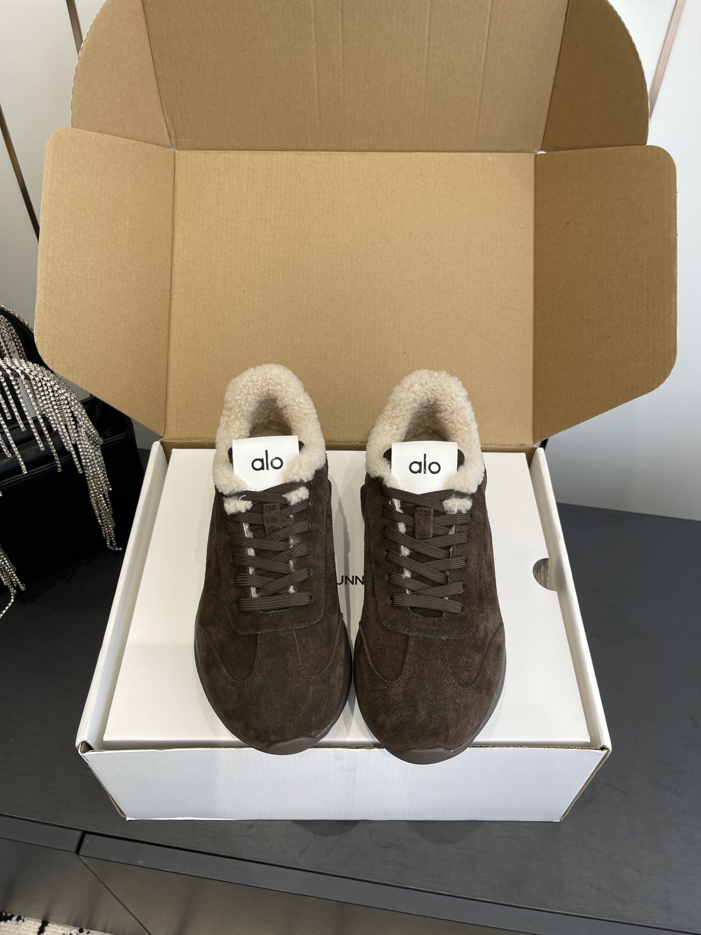 NO:593800,alo 25ss spring and summer new style thick sole comfortable couple model casual sports running yoga shoes alo understands girls better than Nike!  Super versatile on the feet!  And super comfortable!  It’s a thick-soled model but not heavy on the feet at all!  Very light!  It looks even better with socks!  And it’s the same model recommended by celebrities~the upper toes are taller and the legs are slimmer!  It’s super suitable for us little girls~ The overall shoe also has a classic color-blocking and contrasting design with a delicate leather texture on the upper!  !  Material original open mold suede, imported fur outsole inside, IP foam ultra-clear material bottom sheet, rubber anti-slip, code number 35-40 (40 for women, customized), casual shoes/sports shoes, sneakers, chamois leather19860909alo 25ss春夏新款 厚底舒适 情侣款 休闲 运动跑步瑜伽鞋 alo比耐克更懂女生！上脚超级百搭！而且超级舒适！是厚底款但是上脚一点都不沉重！ 非常轻便！套上袜套搭配更好看！而且还是明星同款推荐～上脚增高显腿细！ 超级适合我们小个子女生～鞋子整体也是经典的拼色撞色设计搭配鞋面细腻的真皮纹路肌理感！！ 材质原版开模麂皮 内里进口毛毛大底IP发泡超清料底片橡胶防滑 码数35-40（女款40订做）,休闲鞋/运动鞋,sneakers,chamois leather,Women's Shoes