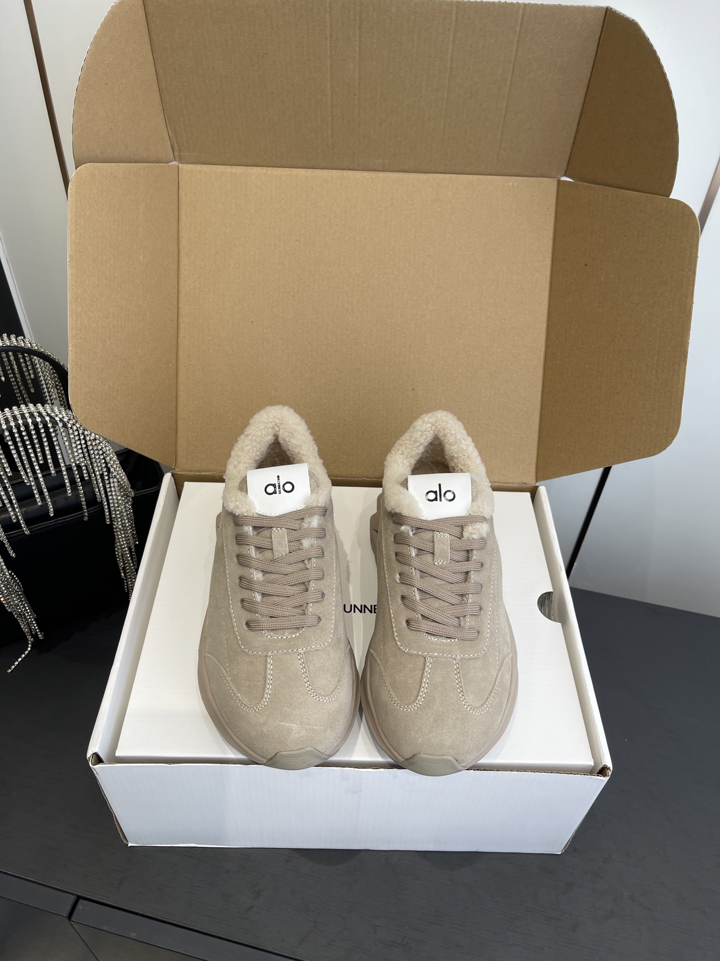 NO:593803,alo 25ss spring and summer new style thick sole comfortable couple model casual sports running yoga shoes alo understands girls better than Nike!  Super versatile on the feet!  And super comfortable!  It’s a thick-soled model but not heavy on the feet at all!  Very light!  It looks even better with socks!  And it’s the same model recommended by celebrities~the upper toes are taller and the legs are slimmer!  It’s super suitable for us little girls ~ The overall shoe also has a classic color-blocking and contrasting design with a delicate leather texture on the upper!  !  Material original open mold suede, imported fur outsole inside, IP foam ultra-clear material bottom sheet, rubber anti-slip, code number 35-45 (40 for women, 45 for men, customized), casual shoes/sports shoes, sneakers, chamois leather19860909alo 25ss春夏新款 厚底舒适 情侣款 休闲 运动跑步瑜伽鞋 alo比耐克更懂女生！上脚超级百搭！而且超级舒适！是厚底款但是上脚一点都不沉重！ 非常轻便！套上袜套搭配更好看！而且还是明星同款推荐～上脚增高显腿细！ 超级适合我们小个子女生～鞋子整体也是经典的拼色撞色设计搭配鞋面细腻的真皮纹路肌理感！！ 材质原版开模麂皮 内里进口毛毛大底IP发泡超清料底片橡胶防滑 码数35-45（女40 男45订做）,休闲鞋/运动鞋,sneakers,chamois leather,Women's Shoes