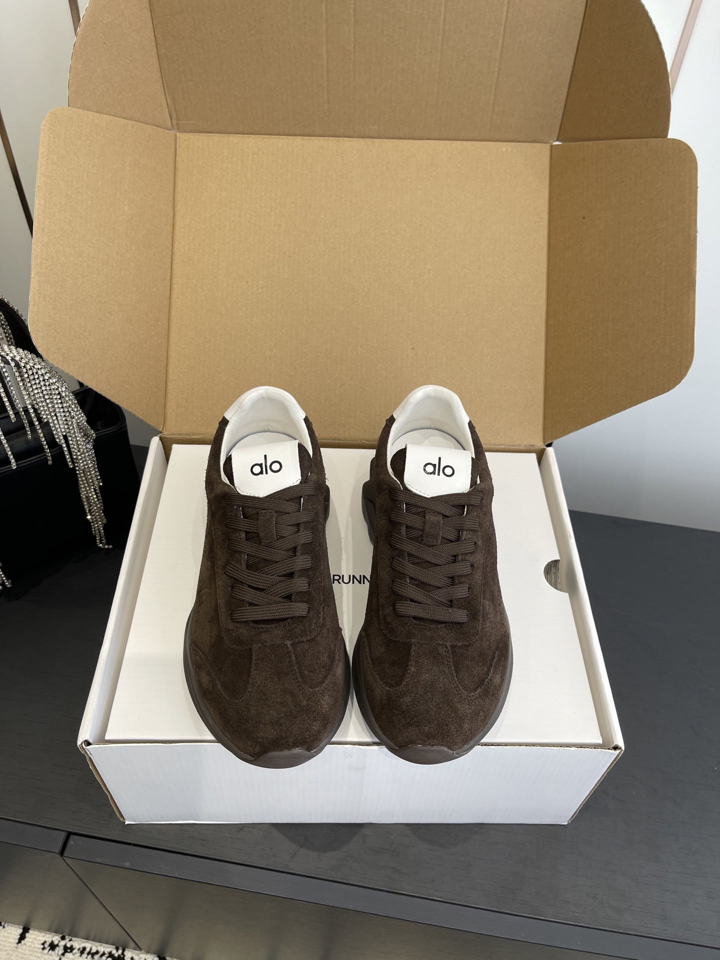 NO:593806,alo 25ss spring and summer new style thick sole comfortable couple model casual sports running yoga shoes alo understands girls better than Nike!  Super versatile on the feet!  And super comfortable!  It’s a thick-soled model but not heavy on the feet at all!  Very light!  It looks even better with socks!  And it’s the same model recommended by celebrities~the upper toes are taller and the legs are slimmer!  It’s super suitable for us little girls ~ The overall shoe also has a classic color-blocking and contrasting design with a delicate leather texture on the upper!  !  Material original open mold suede outsole IP foam ultra-clear material bottom sheet rubber anti-slip code number 35-40 (customized for women 40), casual shoes/sports shoes, sneakers, chamois leather19860909alo 25ss春夏新款 厚底舒适 情侣款 休闲 运动跑步瑜伽鞋 alo比耐克更懂女生！上脚超级百搭！而且超级舒适！是厚底款但是上脚一点都不沉重！ 非常轻便！套上袜套搭配更好看！而且还是明星同款推荐～上脚增高显腿细！ 超级适合我们小个子女生～鞋子整体也是经典的拼色撞色设计搭配鞋面细腻的真皮纹路肌理感！！ 材质原版开模麂皮 大底IP发泡超清料底片橡胶防滑  码数35-40（女40订做）,休闲鞋/运动鞋,sneakers,chamois leather,Women's Shoes