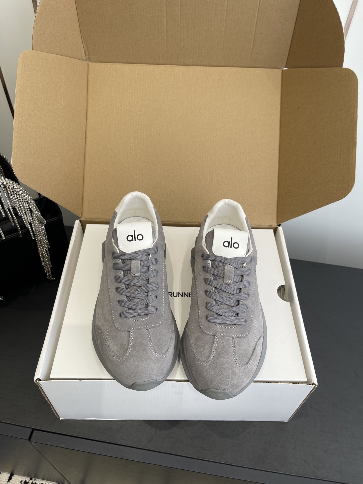 NO:593809,alo 25ss spring and summer new style thick sole comfortable couple model casual sports running yoga shoes alo understands girls better than Nike!  Super versatile on the feet!  And super comfortable!  It’s a thick-soled model but not heavy on the feet at all!  Very light!  It looks even better with socks!  And it’s the same model recommended by celebrities~the upper toes are taller and the legs are slimmer!  It’s super suitable for us little girls~ The overall shoe also has a classic color-blocking and contrasting design with a delicate leather texture on the upper!  !  Material original open mold suede, outsole IP foam ultra-clear material bottom sheet rubber anti-slip code number 35-45 (female 40, male 45 customized), casual shoes/sports shoes, sneakers, chamois leather19860909alo 25ss春夏新款 厚底舒适 情侣款 休闲 运动跑步瑜伽鞋 alo比耐克更懂女生！上脚超级百搭！而且超级舒适！是厚底款但是上脚一点都不沉重！ 非常轻便！套上袜套搭配更好看！而且还是明星同款推荐～上脚增高显腿细！ 超级适合我们小个子女生～鞋子整体也是经典的拼色撞色设计搭配鞋面细腻的真皮纹路肌理感！！ 材质原版开模麂皮 大底IP发泡超清料底片橡胶防滑  码数35-45（女40 男45订做）,休闲鞋/运动鞋,sneakers,chamois leather,Women's Shoes