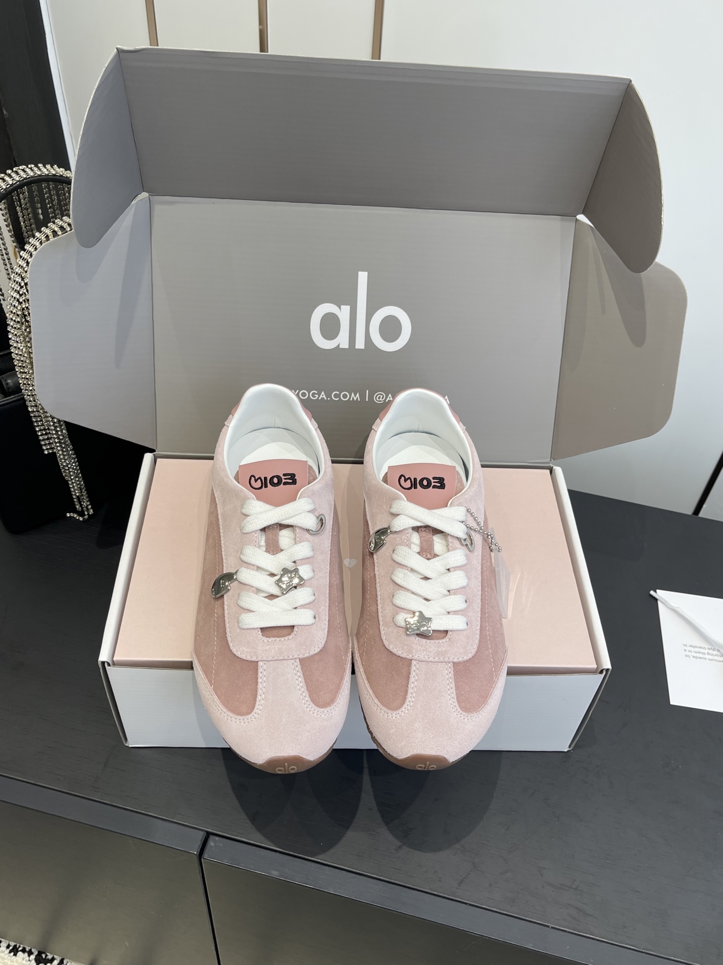 NO:593812,Jisoo x Alo Yoga 25ss latest popular Sunset series Jisoo co-branded casual sports shoes old money style lace-up Forrest Gump shoes moral training shoes original purchase development and production This Sunset sneakers understand girls better than Nike!  Super versatile on the feet!  And super comfortable!  It’s a thick-soled model but not heavy on the feet at all!  Very light!  It looks even better with socks!  The upper feet are increased to show the slimmer legs. Fabric: Original customized imported first-layer cowhide. Lining: Original customized breathable mesh lining. Outsole: Original open-molded non-slip rubber material. Sole thickness: 2CM. Size 35-40 (40 customized), casual shoes/sports shoes, sneakers, cowhide.19860909Jisoo x Alo Yoga 25ss最新爆款Sunset系列 智秀联名款 休闲 运动鞋 老钱风 系带 阿甘鞋 德训鞋 原版购入开发 做货 这款Sunset 运动鞋 比耐克更懂女生！上脚超级百搭！而且超级舒适！是厚底款但是上脚一点都不沉重！ 非常轻便！套上袜套搭配更好看！上脚增高显腿细 面料: 原版定制进口头层牛皮 内里: 原版定制透气网里 大底: 原版开模防滑橡胶材质 底厚: 2CM 码数35-40（40订做）,休闲鞋/运动鞋,sneakers,cowhide,Women's Shoes