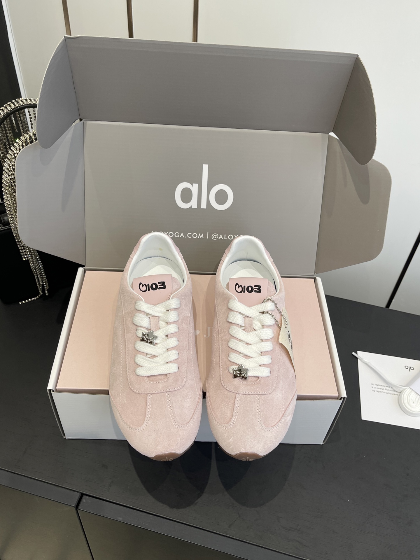 NO:593815,Jisoo x Alo Yoga's latest popular Sunset series, Jisoo co-branded casual sneakers, old money style, lace-up Forrest Gump shoes, moral training shoes, original purchase, development and production. This Sunset sneakers understand girls better than Nike!  Super versatile on the feet!  And super comfortable!  It’s a thick-soled model but not heavy on the feet at all!  Very light!  It looks even better with socks!  The upper feet are increased to show the slimmer legs. Fabric: Original customized imported first-layer cowhide. Lining: Original customized breathable mesh lining. Outsole: Original open-molded non-slip rubber material. Sole thickness: 2CM. Size 35-40 (40 customized), casual shoes/sports shoes, sneakers, cowhide.19860909Jisoo x Alo Yoga 最新爆款Sunset系列 智秀联名款 休闲 运动鞋 老钱风 系带 阿甘鞋 德训鞋 原版购入开发 做货 这款Sunset 运动鞋 比耐克更懂女生！上脚超级百搭！而且超级舒适！是厚底款但是上脚一点都不沉重！ 非常轻便！套上袜套搭配更好看！上脚增高显腿细 面料: 原版定制进口头层牛皮 内里: 原版定制透气网里 大底: 原版开模防滑橡胶材质 底厚: 2CM 码数35-40（40订做）,休闲鞋/运动鞋,sneakers,cowhide,Women's Shoes