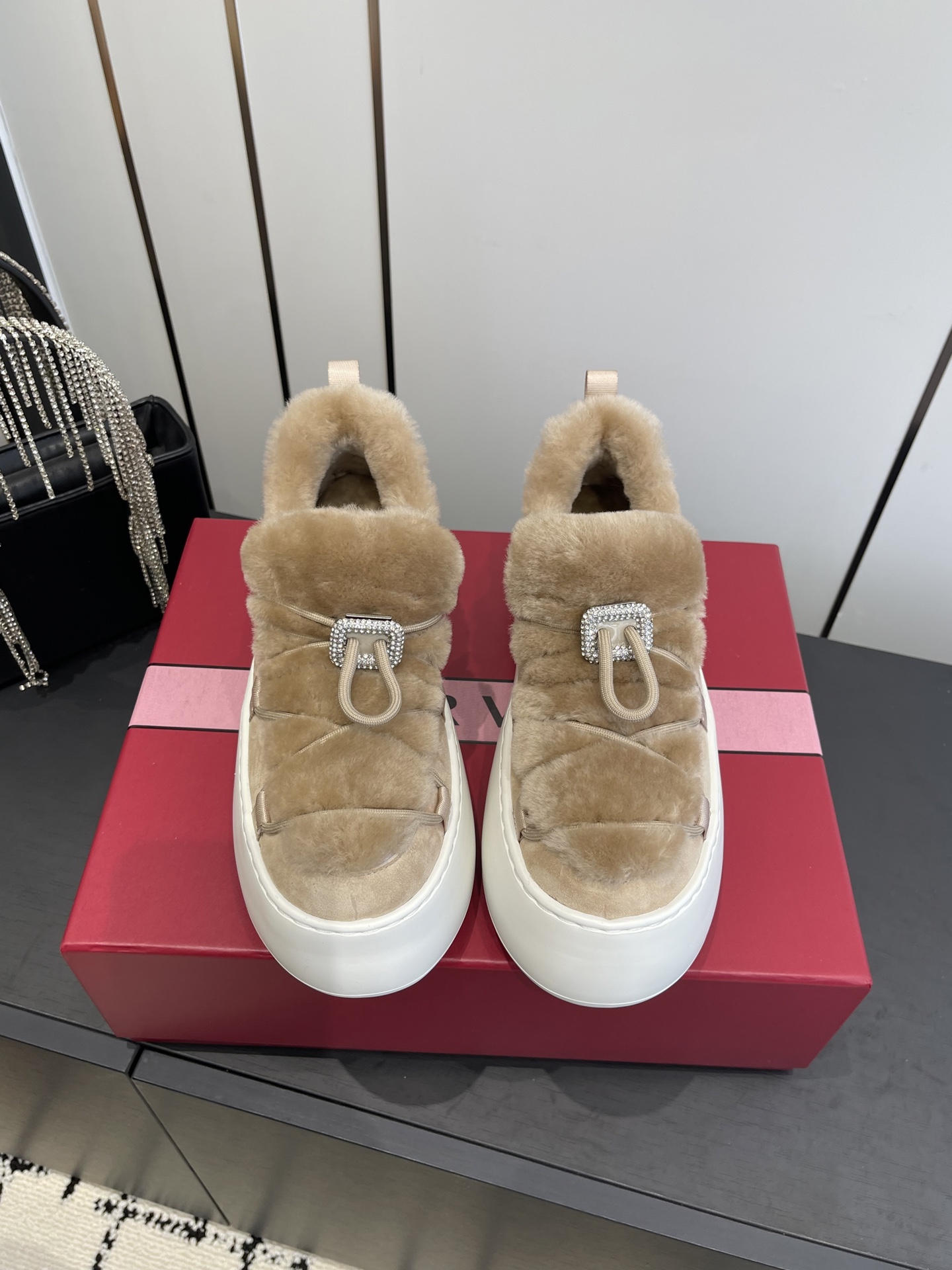 NO:611901,Roger vivor RV 25ss new product, thick-soled snow boots. The uppers are crafted with Italian craftsmanship and are wrapped with sheep wool lining imported from Australia. Each step is filled with spring-like warmth. The thick-soled design hides ingenuity and is a blessing for little people. It not only continues the fashion tension of the brand's thick-soled shoes, but also uses rubber foam outsole to build a solid non-slip foundation. It is not only a warm tool to resist the cold, but also the finishing touch to brighten the style, letting the classic square buckle shine.  Continue to shine in the cold winter. Size 35-40 (40 customized), snow boots, roger vivor, boots19860909Roger vivier RV 25ss新品 厚底雪地靴 意大利匠心工艺雕琢的鞋面 与澳洲进口绵羊毛内里包裹 让每一步都踏在春日般的暖意中 厚底设计暗藏巧思 堪称小个子福音 既延续品牌厚底鞋履的时尚张力 又以橡胶发泡大底筑牢防滑根基 它既是抵御严寒的保暖利器 亦是点亮造型的点睛之笔 让经典方扣的光芒 在寒冬里持续闪耀 码数35-40（40订做）,雪地靴,roger vivier,boots,Women's Shoes