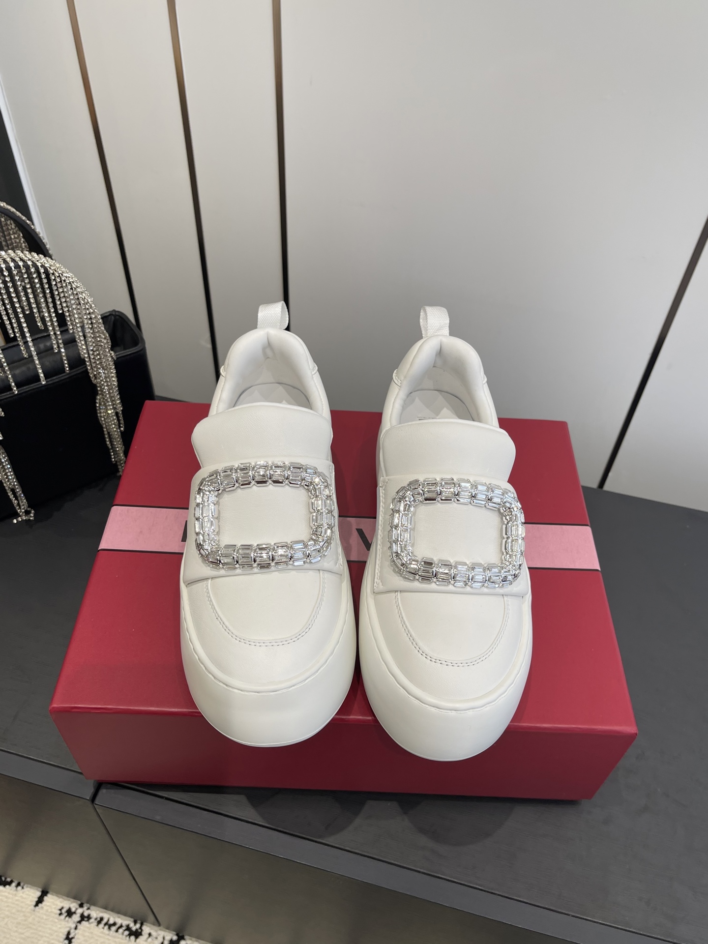 NO:611883,Roger Vivier RV Diamond Buckle Thick Sole White Shoes Bread Shoes Dream Love Shoes RV Diamond Buckle White Shoes The trend of light sports is here. Simple sports shoes are eye-catching with sole flower patterns. They cleverly combine urban fashion and practical functions. This model is made of soft leather and is embellished with diamond buckles. The sole is super soft. Super light weight. Height 5CM. Perfect workmanship details. Very comfortable on the foot. Elegant and versatile. Original custom-made rubber foam outsole for the sole. Material  Original customized sheepskin lining sheepskin code number 35-40 (customized 40 41), casual shoes/sports shoes, roger vivier, sneakers, sheepskin19860909Roger vivier 罗杰维维亚 RV 钻扣厚底小白鞋 面包鞋 梦中情鞋RV钻扣小白鞋 轻运动风潮来袭 简便运动鞋以鞋底花型图案令人眼前一亮 巧妙释合都市时尚与实用功能 本款运以柔软皮革制成 点缀闪钻饰扣 鞋底超级柔软 重量超级轻 高度5CM 做工细节完美 上脚非常舒适 高雅百搭 鞋底原版定制橡胶发泡大底 材质 原版定制绵羊皮 内里 羊皮 码数35-40（40 41定做）,休闲鞋/运动鞋,roger vivier,sneakers,sheepskin,Women's Shoes