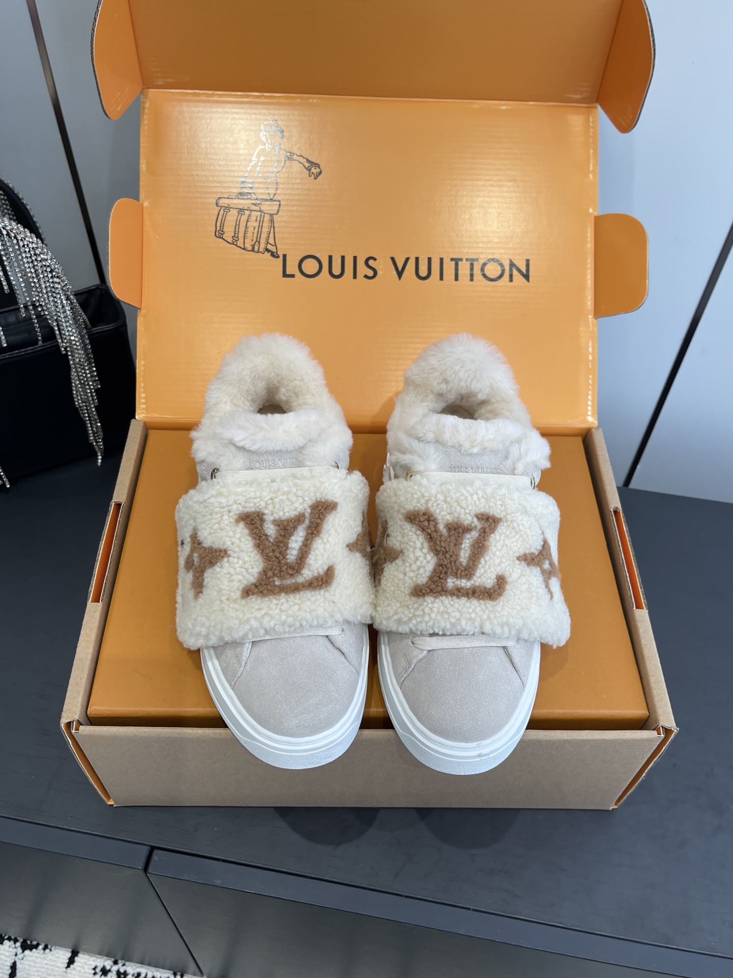 NO:612393,LouIs Vuitton Louis Vuitton New Products for Autumn and Winter Casual Sneakers White Shoes Mauri This Time Out sneaker is stitched with cow leather and Monogram denim, echoing the current season's leather goods series. The denim luggage tag is fixed to the upper with a leather strap, highlighting Louis Vuitton's travel heritage. Dazzling inscribed eyelets and brand logo embossing on the tongue add exquisite details. Original cow suede/wool on the upper. Wool lining. Original molded outsole.  Size 35-40 (40 customized), casual shoes/sports shoes, louis vuitton, louis vuitton, sneakers, cowhide19860909LouIs Vuitton 路易威登 秋冬新品 休闲板鞋 小白鞋 毛里 本款Time Out运动鞋拼接牛皮革与 Monogram 丹宁布 与当季皮具系列遥相呼应 丹宁布行李牌通过皮革饰带固定于鞋面 彰显路易威登的旅行传承 耀目铭纹孔眼与鞋舌处品牌标识压纹增添考究细节 鞋面原版牛反绒/羊毛 内里羊毛 原版开模大底 码数35-40（40定做）,休闲鞋/运动鞋毛毛鞋,louis vuitton,louis vuitton,sneakers,cowhide,Women's Shoes