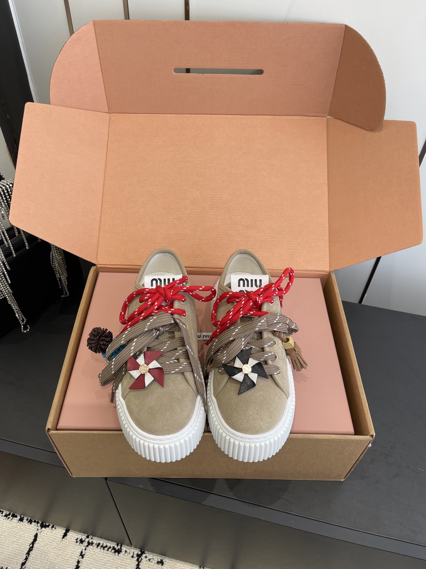 NO:611897,Miu Miu 25ss new autumn and winter thick-soled casual white shoes. The top-quality original fabric is full of texture. It is paired with classic 3D three-dimensional letter embroidery. The embroidered logo is three-dimensional and full, instantly lighting up the overall shape and making it highly recognizable!  IP ultra-light foam outsole!  It is light and highly elastic. Whether it is for daily outings or vacations, it can easily hold the scene. Wear it and you will be the most beautiful kid on the street!  Upper imported high-mercerized smooth cow suede, lining sheepskin lining/lamb wool lining, outsole IP foam outsole, size 35-40 (customized at 40.41), casual shoes/sports shoes, miumiu, sneakers, sheepskin19860909Miu Miu 缪缪 25ss秋冬新款 厚底休闲小白鞋 顶级原版面料质感满满,搭配经典3D立体字母刺绣,刺绣logog立体饱满,瞬间点亮整体造型,辨识度up！IP超轻发泡大底！轻盈高弹.无论是日常出街还是度假旅行,它都能轻松hold住场面.穿上它,你就是街头最靓的崽！ 鞋面进口高丝光牛反绒 内里羊皮内里/羊羔毛内里 大底IP发泡大底 码数35-40（40.41订做）,休闲鞋/运动鞋,miumiu,sneakers,sheepskin,Women's Shoes