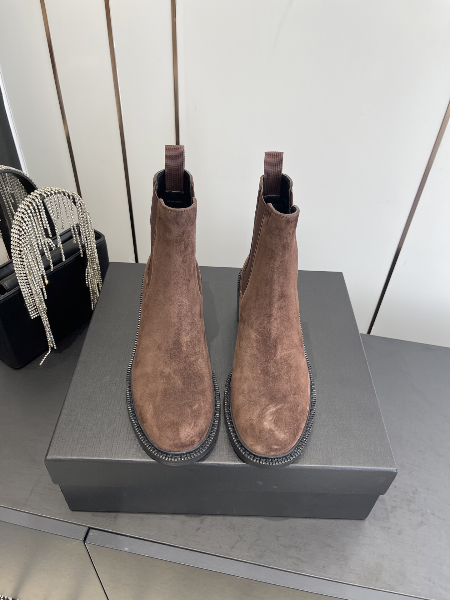 NO:611915,Saint Laurent Saint Laurent 25ss latest model Brogue British style Chelsea boots Loafers 2025 new upgraded recommended items The same style for celebrities The upper effect is very comfortable The finished product is very popular and can withstand the test of time Recommended items for autumn and winter Paired with dresses Skinny jeans are a must-have for fashionistas Original imported calfskin for the uppers Sheepskin lining for the feet Italian imported multi-layer combination genuine leather outsole Size 35-40  (40.41.42 Customized), boots, saint laurent, saint laurent, loafers, boots, skirts, cowhide, sheepskin, Leather soles19860909Saint Laurent 圣罗兰 25ss最新款 布洛克英伦风 切尔西短靴 乐福鞋2025全新升级力推单品 明星同款 上脚效果非常舒服 成品极具流行风潮 能承受时间的检验 秋冬力推单品 搭配连衣裙 skinny jeans潮人必备 鞋面原版进口小牛皮 垫脚内里羊皮 意大利进口多层组合真皮大底 码数35-40 (40.41.42定做）,靴子,saint laurent,saint laurent,loafers,boots,skirts,cowhide,sheepskin,Leather soles,Women's Shoes