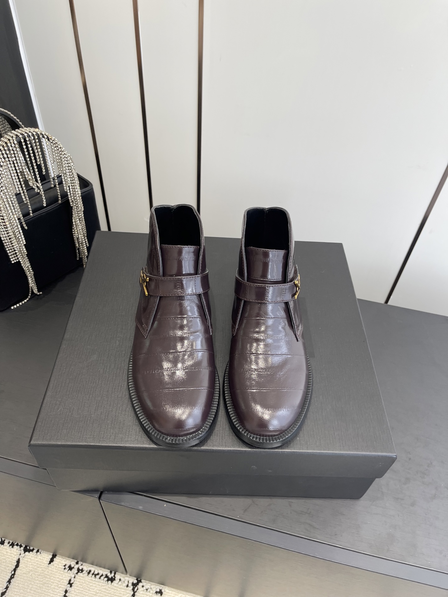 NO:611878,Saint Laurent Saint Laurent 25ss latest model brogue British style loafers short boots 2025 new upgrade recommended single product The same style as the star is very comfortable on the foot. The finished product is very popular and can withstand the test of time. Recommended single product in autumn and winter. It is a must-have for fashionable people with dresses. Skinny jeans. Original imported calfskin upper, sheepskin lining for foot pads. Italian imported multi-layer combination genuine leather outsole. Size 35-40.  (40.41.42 Customized), boots, saint laurent, saint laurent, loafers, boots, skirts, cowhide, sheepskin, Leather soles19860909Saint Laurent 圣罗兰 25ss最新款 布洛克英伦风 乐福鞋 短靴 2025全新升级力推单品 明星同款 上脚效果非常舒服 成品极具流行风潮 能承受时间的检验 秋冬力推单品 搭配连衣裙 skinny jeans潮人必备 鞋面原版进口小牛皮 垫脚内里羊皮 意大利进口多层组合真皮大底 码数35-40 (40.41.42定做）,靴子,saint laurent,saint laurent,loafers,boots,skirts,cowhide,sheepskin,Leather soles,Women's Shoes