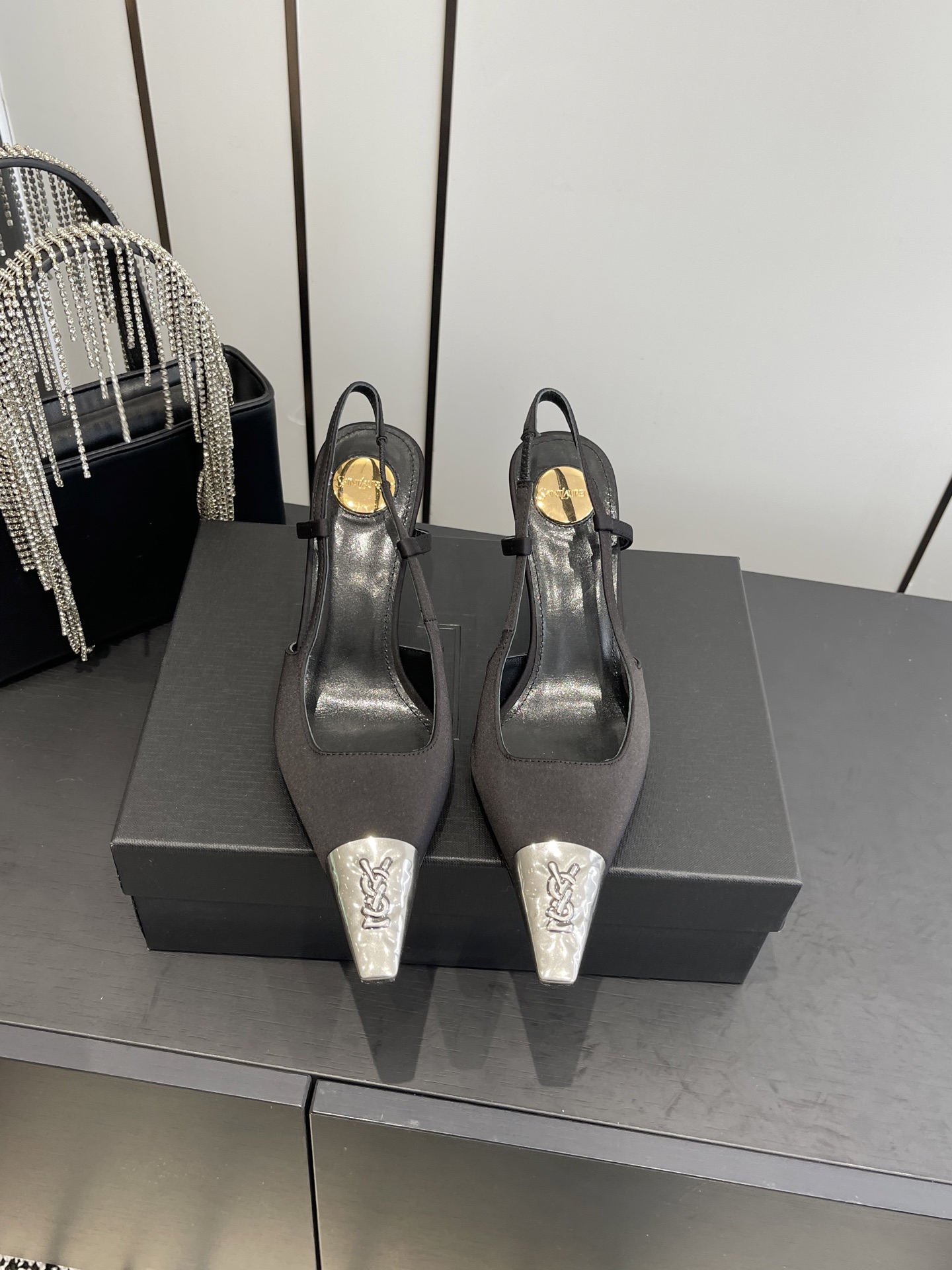 NO:611911,Saint Laurent New Product Square Toe YSL Buckle Elegant High Heels YSL Catwalk Style High Heels. Pair with various mini skirts and don’t care about the shape of your feet. The transparent diamonds show a illusion under the light. It is so beautiful that the whiteness of the upper feet makes people look up. The delicate crystal chain embellishments light up the delicate lines of the ankles to release unlimited elegance and charm. Explore more high-heeled shoes!  Fabric calfskin open edge beads Outsole Genuine leather outsole Heel height 10.5cm Size 35-42 (40 41 42 customized), high heels sandals, saint laurent, saint laurent, saint laurent, sandals, high heels, skirts, cowhide, Leather soles19860909Saint Laurent 圣罗兰 新品 方头 YSL饰扣优雅大气高跟 Ysl走秀款高跟鞋 各种小裙子搭配起来 完全不挑脚型哦 通透的闪钻在光线的照耀下呈现幻彩 真的美的过分 上脚显白的让人上头 细巧水晶链饰点亮脚踝纤雅线条 释放无限 优雅魅力 探索更多臻选高跟鞋！ 面料小牛皮开边珠 大底真皮大底 跟高10.5cm 码数35-42（40 41 42定做）,高跟鞋凉鞋,saint laurent,saint laurent,saint laurent,sandals,high heels,skirts,cowhide,Leather soles,Women's Shoes