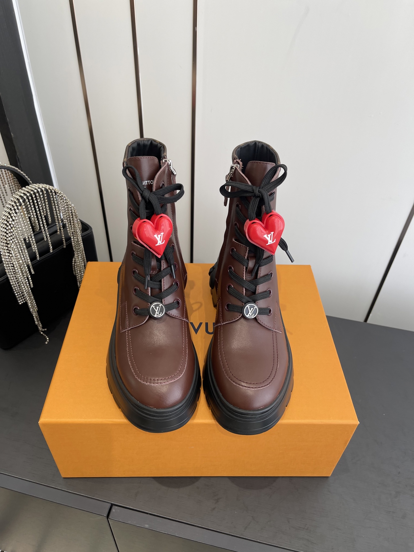 NO:612935,Accessories 60 Louis Vuotton 25ss new lace-up British style handsome thick soles Martin boots short boots last type versatile slim feet yyds. Three-dimensional and full shape, full of temperament, comfortable on the feet, very retro style, full of aura, original presbyopic design style is very classic, perfect details, original imported first-layer cowhide on the upper, imported cowhide on the lining, original open-molded anti-slip outsole Code number: 35-41 (40  41customized),boots,louis vuitton,boots,cowhide19860909配饰60 Louis Vuotton 25ss新款系带英伦风帅气厚底 马丁靴 短靴 楦型百搭瘦脚yyds.造型立体饱满 气质满满 上脚舒适 非常复古风、气场十足 加原版老花设计风格非常经典 细节完美 鞋面原版进口头层牛皮 内里进口牛皮 原版开模防滑大底 码数: 35-41（40 41定做）,靴子,louis vuitton,boots,cowhide,Women's Shoes