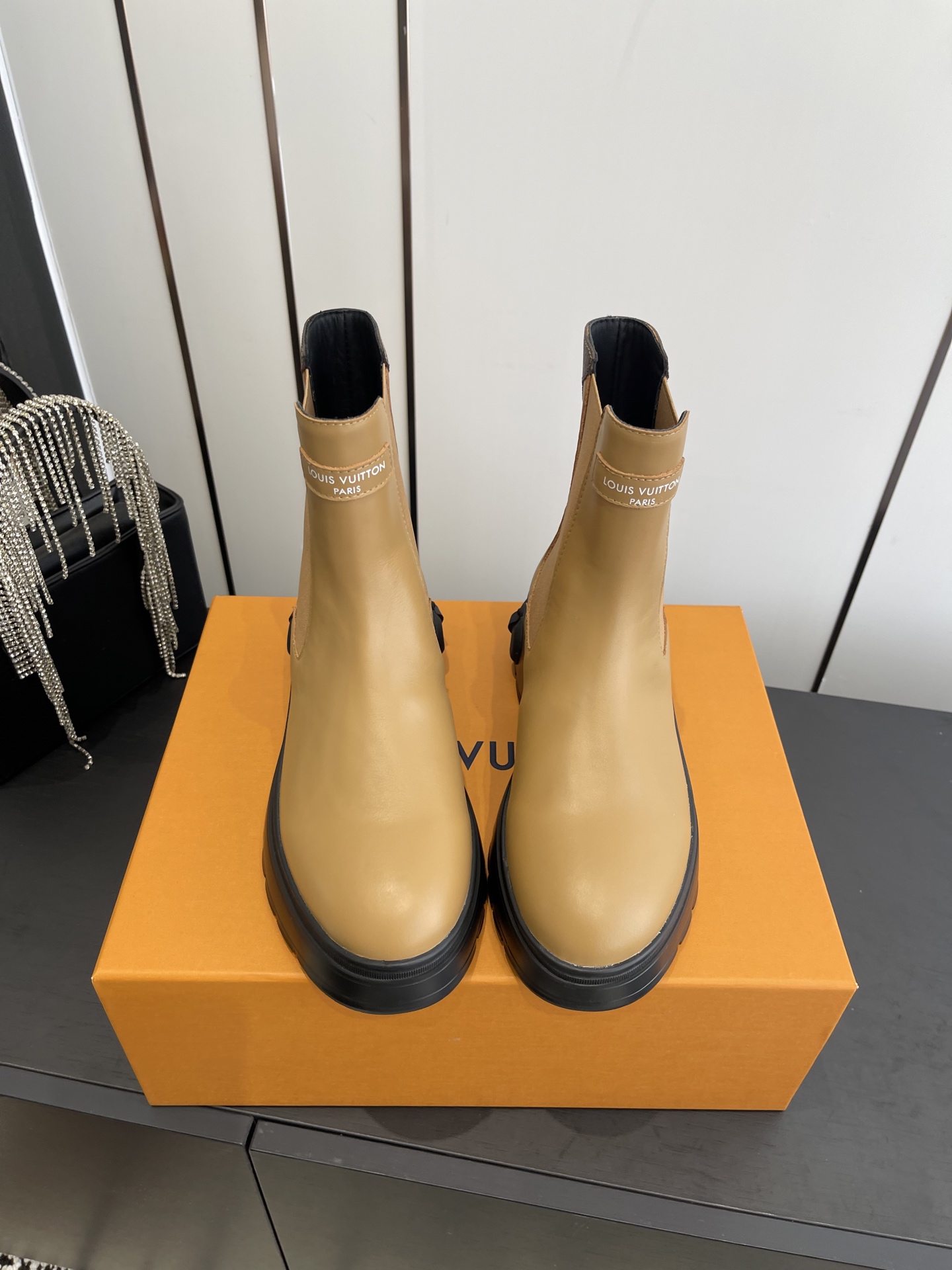 NO:612939,Louis Vuotton 25ss new style British style handsome thick sole Martin boots short boots last type versatile slim foot yyds. Three-dimensional and full shape, full of temperament, comfortable on the feet, very retro style, full of aura, plus the original presbyopic design style is very classic, perfect details, original imported first-layer cowhide on the upper, imported cowhide on the lining, original molded non-slip outsole, code number: 35-41 (customized for 40 and 41), boots, louis  vuitton,boots,cowhide19860909Louis Vuotton 25ss新款 英伦风帅气厚底 马丁靴 短靴 楦型百搭瘦脚yyds.造型立体饱满 气质满满 上脚舒适 非常复古风、气场十足 加原版老花设计风格非常经典 细节完美 鞋面原版进口头层牛皮 内里进口牛皮 原版开模防滑大底 码数: 35-41（40 41定做）,靴子,louis vuitton,boots,cowhide,Women's Shoes