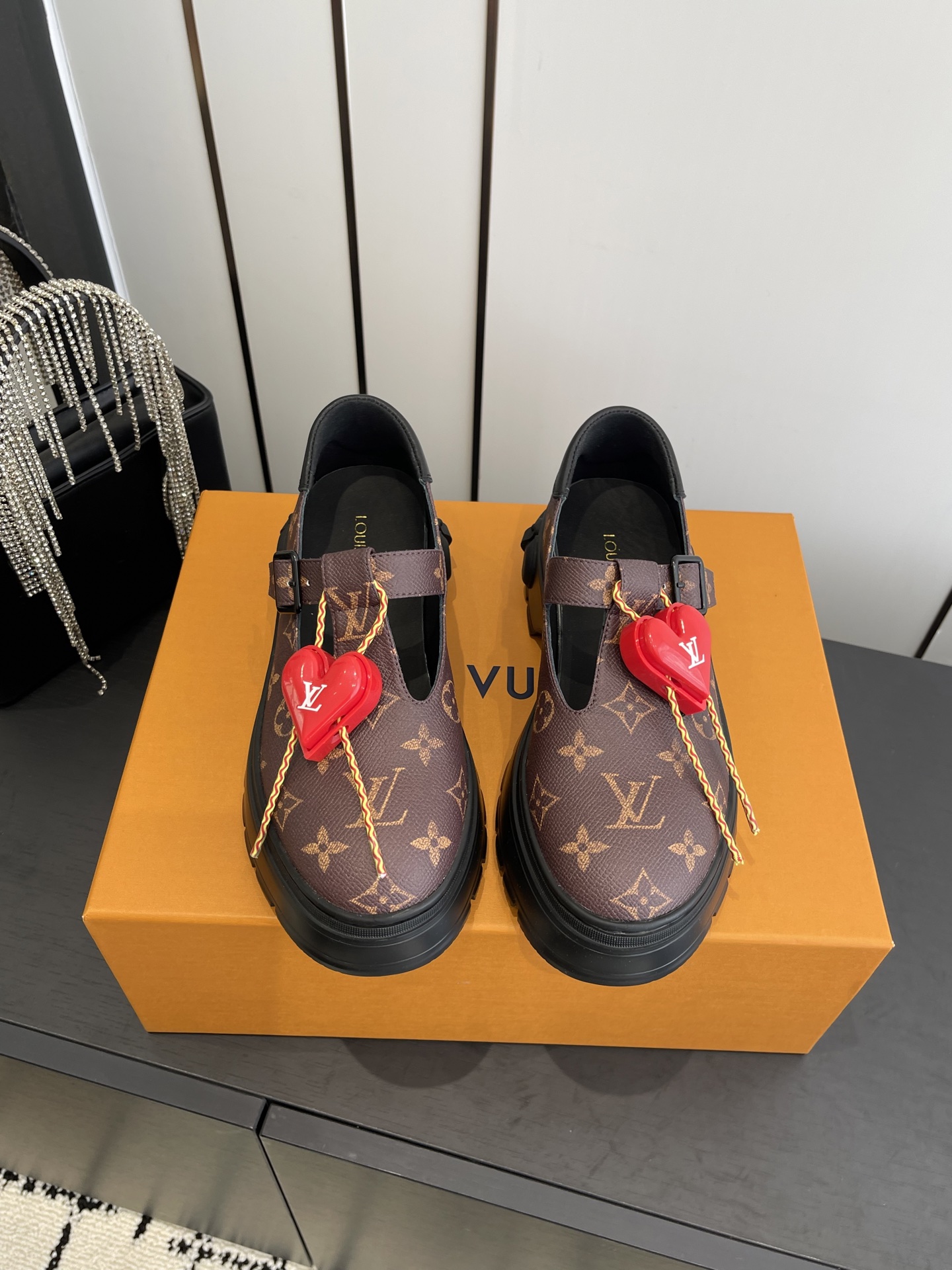 NO:612931,Accessories 60 Louis Vuotton 25ss new thick-soled Mary Jane big-toe shoes, loafers. This loafer has a lightweight and comfortable body cut from top-grain calf leather. Thick EVA outsole is embellished with eye-catching ridges. The trendy attitude of being both strong and soft makes it an everyday choice. The upper is imported top-grain cowhide, and the lining is cowhide. The original open-molded non-slip outsole. Size 35-41 (customized at 40.41), loafers, louis  vuitton,loafers,mary jane,cowhide19860909配饰60 Louis Vuotton 25ss 新款厚底玛丽珍大头鞋 乐福鞋 本款乐福鞋以头层小牛皮革裁出轻盈舒适鞋身 厚实 EVA外底点缀醒目凸纹 亦刚亦柔的潮流姿态成就日常佳选 鞋面进口头层牛皮 内里牛皮 原版开模防滑大底 码数35-41（40.41定做）,乐福鞋,louis vuitton,loafers,mary jane,cowhide,Women's Shoes