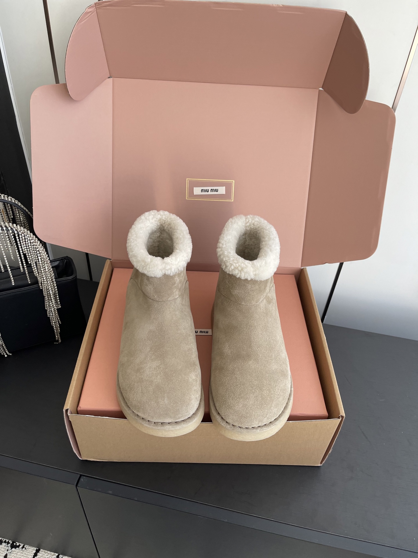 NO:613761,Miu Miu Miu Miu 25ss latest autumn and winter catwalk style snow boots furry shoes. Many celebrity Internet celebrities love them. Xiaohongshu bloggers all love them. The simple design is more elegant. It is especially amazing for your feet. It looks super warm. You will not regret it when you close your eyes. The upper foot is very comfortable and stable. The combination can be salty or sweet. The upper is imported high silk cow suede, the lining is imported wool, and the sole is ZP molded outsole.  Size 35-40 (40 customized), snow boots, miumiu, boots19860909Miu Miu 缪缪 25ss秋冬最新走秀款 雪地靴毛毛鞋 超多明星网红种草 小红书博主都有钟爱 简约的设计更显优雅 上脚尤为惊艳到你的一款 看着超级暖和 闭眼入都是不会后悔 上脚非常舒服超级稳 搭配还是可咸可甜 鞋面进口高丝光牛反绒 内里进口羊毛内里 鞋底ZP开模大底 码数35-40（40 定做）,雪地靴,miumiu,boots,Women's Shoes