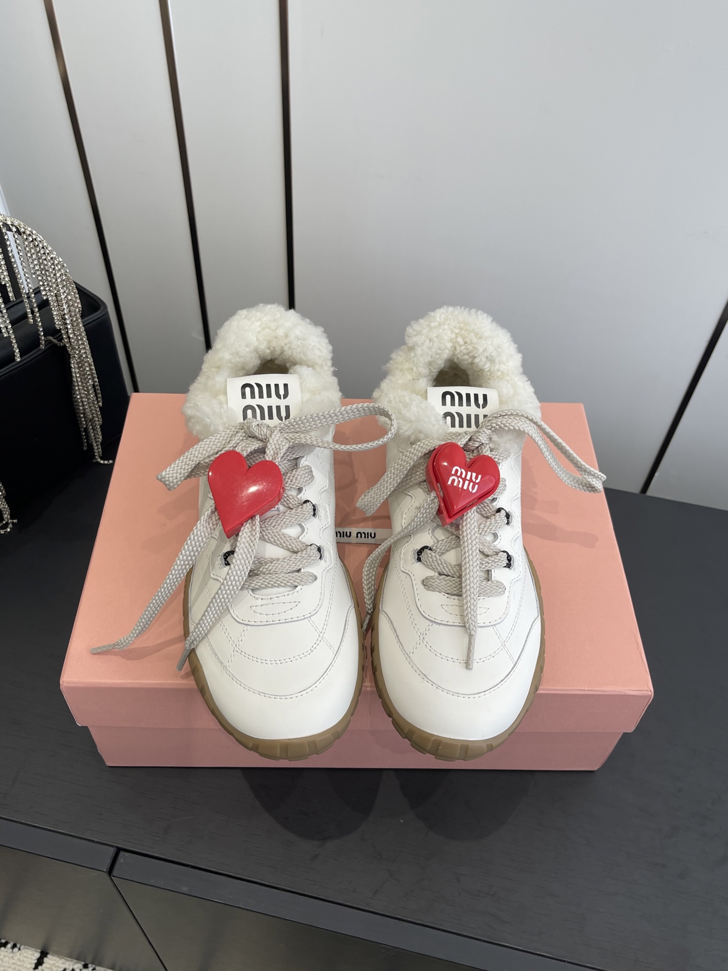 NO:613756,Accessories 60 Miu Miu 25ss latest autumn and winter furry shoes, biscuit shoes, casual shoes, many celebrity Internet celebrities, Miu's latest hot style, avant-garde and bold design, Miu Miu style is integrated into the simple lines of this thick-soled canvas sneaker. The unique logo is decorated on the tongue and back, embellished with retro design, adding iconic elements. Thick-soled design defines avant-garde modern style. Fabric cowhide, real wool lining is super warm  Original open-molded non-slip rubber outsole, size 35-40 (customized for 40), casual shoes/sports shoes, miumiu, sneakers, cowhide19860909配饰60 Miu Miu 缪缪 25ss秋冬最新款 毛毛鞋 饼干鞋 休闲鞋 超多明星网红种草 miu家最新爆款 前卫大胆的设计 Miu Miu风格融于此款厚底帆布运动鞋的简约线条 别致徽标饰于鞋舌与背面 点缀复古设计 平添标志性元素 厚底设计定义前卫的现代风格. 面料牛皮 内里真羊毛超级暖和 鞋底原版开模防滑橡胶大底 码数35-40（40定做）,休闲鞋/运动鞋毛毛鞋,miumiu,sneakers,cowhide,Women's Shoes