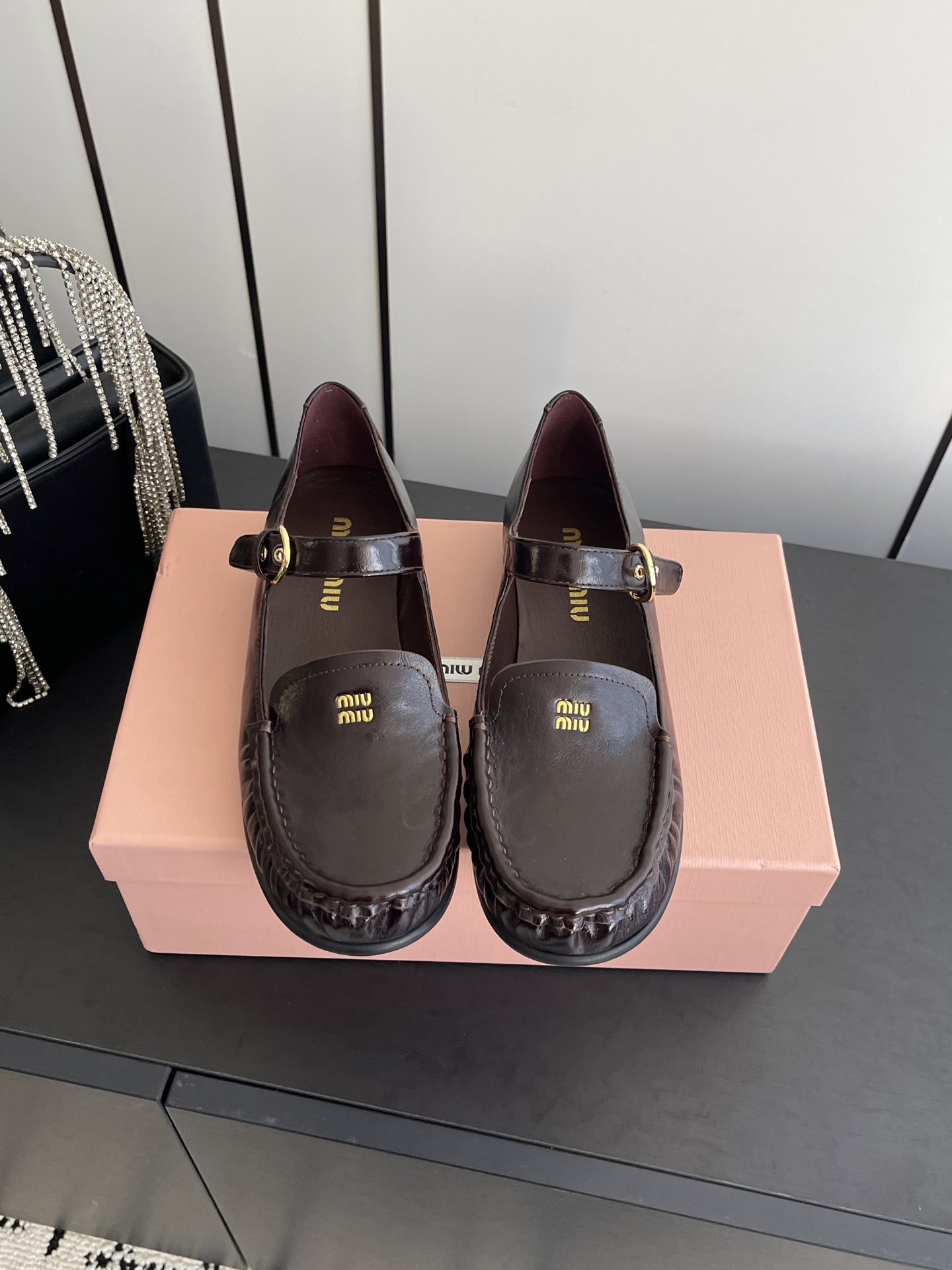 NO:613789,Miu Miu 26ss Spring and Summer Retro Mary Jane Shoes When girliness collides with retro texture, this pair of shoes is the mood switch of autumn and winter wardrobes. A versatile brand for sweet and cool girls. One-word buckle with 'MIU MIU' logo stamped on the toe. The classic silhouette of vintage Mary Jane hides the brand's unique girly feel. Handmade pleated stitching on the edge of the shoe brings relaxation into every step. Imported sheepskin on the upper, sheepskin lining on the outsole. Rubber outsole  Size 35-40 (40 customized), loafers, miumiu, loafers, mary jane, sheepskin19860909Miu Miu 缪缪 26ss春夏 复古玛丽珍鞋 当少女感碰撞复古肌理 这双鞋就是秋冬日衣橱的氛围开关 甜酷女孩的日常百搭牌 鞋头烫金“MIU MIU”标识一字扣带 复古玛丽珍的经典轮廓里 藏着品牌独有的娇俏少女感 鞋边手工褶皱缝线 把松弛感揉进每一步 鞋面进口羊皮 内里羊皮 大底橡胶大底 码数35-40（40定做）,乐福鞋,miumiu,loafers,mary jane,sheepskin,Women's Shoes