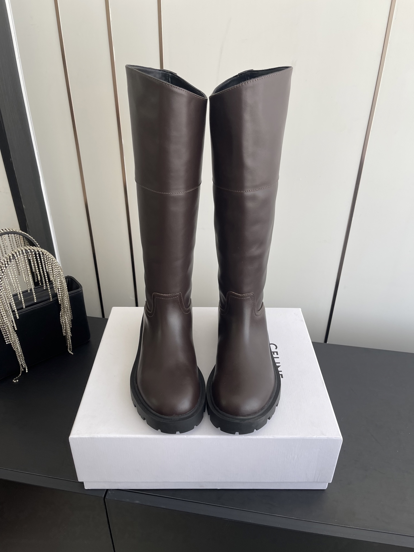 NO:615292,CELINE Celine 2025ss new retro thick-soled short boots Martin boots knight boots Internet celebrity hot style is coming!  The major Internet celebrities are the first to experience it. Celine Internet celebrity's ins planting tool is very retro style and full of aura. The design style is very novel, high-end and very comfortable. The original version is customized one to one!  Absolutely the original order!  Fabric imported cowhide, lining cowhide, outsole original molded outsole, size 35-41 (40 41 customized), boots, celine, celine, boots, cowhide19860909CELINE 赛琳 2025ss新款复古厚底短靴 马丁靴骑士靴 网红爆款来袭！各大网红抢先体验、Celine网红ins种草神器、非常复古风、气场十足单品、设计风格非常新颖、高档且非常舒适.原版一比一定制！绝对原单做法！ 面料进口牛皮 内里牛皮 大底原版开模大底 码数35-41（40 41 定做）,靴子,celine,celine,boots,cowhide,Women's Shoes