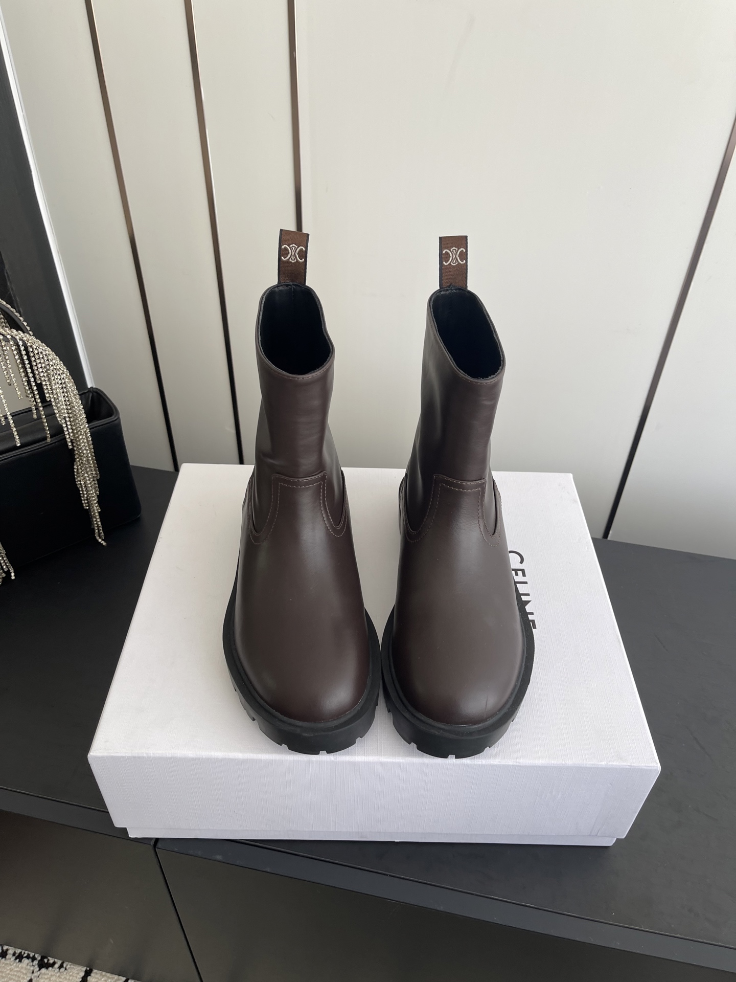 NO:615295,CELINE Celine 2025ss new retro thick-soled short boots, Martin boots, knight boots, Internet celebrity hot styles are coming!  The major Internet celebrities are the first to experience it. Celine Internet celebrity's ins planting tool is very retro style and full of aura. The design style is very novel, high-end and very comfortable. The original version is customized one to one!  Absolutely the original order!  Fabric imported cowhide, lining cowhide, outsole original molded outsole, size 35-41 (40 41 customized), boots, celine, celine, boots, cowhide19860909CELINE 赛琳 2025ss新款复古厚底短靴 马丁靴 骑士靴 网红爆款来袭！各大网红抢先体验、Celine网红ins种草神器、非常复古风、气场十足单品、设计风格非常新颖、高档且非常舒适.原版一比一定制！绝对原单做法！ 面料进口牛皮 内里牛皮 大底原版开模大底 码数35-41（40 41 定做）,靴子,celine,celine,boots,cowhide,Women's Shoes