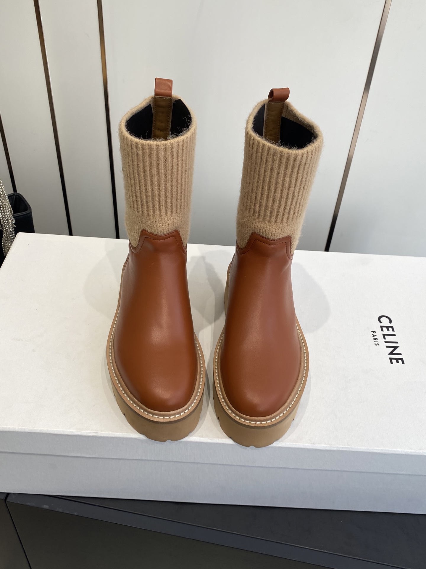 NO:615299,CELINE Celine 25 autumn and winter new style Yang Mi's same style Fly weave short boots High boots Arc de Triomphe British style short boots Simple and fashionable, timeless and timeless. It is a classic that will never fade away in the fashion circle. The retro British style allows you to wear a different temperament. Matching logo. Fabric imported cowhide. Original molded fly weave. Sheepskin lining inside. Sole welt combined outsole.  Size 35-39 (customized in size 40), boots, celine, celine, boots, cowhide, sheepskin19860909CELINE 赛琳 25秋冬新款杨幂同款 飞织 短靴 高靴 凯旋门英伦风短靴 简约大气时髦 耐看不过时 是时尚圈永不退潮的经典所在,复古的英伦风格,让你穿出不一样的气质对版logo 面料进口牛皮 原版开模飞织 内里羊皮内里 鞋底沿条组合大底 码数35-39（40订做）,靴子,celine,celine,boots,cowhide,sheepskin,Women's Shoes