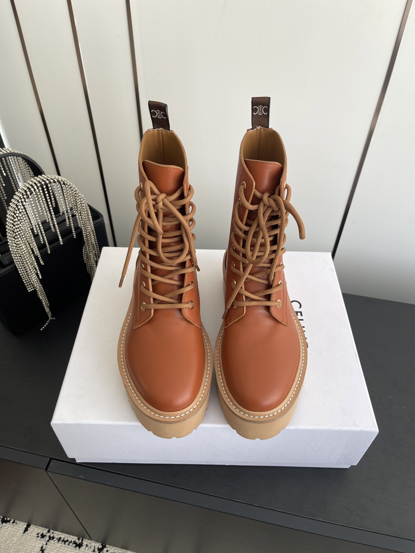 NO:615303,Celine Celine 25ss autumn and winter popular short boots Martin boots. The most popular Martin boots of the year. A perfect item for slimming and heightening. Original purchase and development. All details are intact. Original customized fabric. Cowhide surface. Cowhide lining. Original outsole. Size 35-41 (40 41 customized), boots, celine, celine, boots, cowhide19860909Celine 赛琳 25ss秋冬爆款短靴 马丁靴 年度人手一双的马丁靴 显瘦增高满分单品 原版购入开发 所有细节无差 原版定制布料 牛皮面 牛皮内里 原版大底 码数35-41（40 41 定做）,靴子,celine,celine,boots,cowhide,Women's Shoes