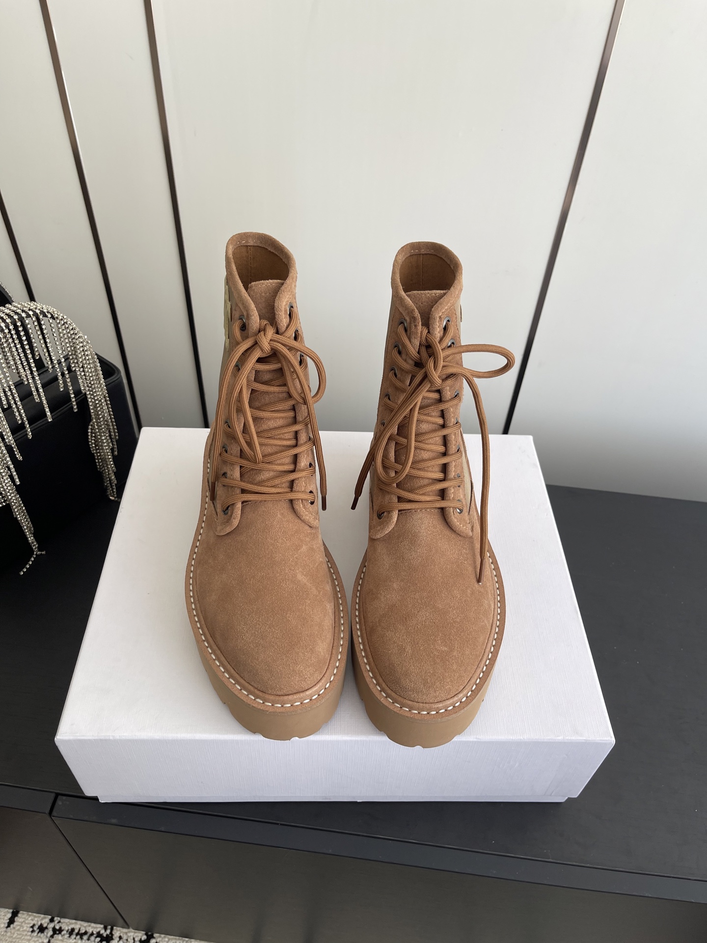 NO:615307,Celine Celine autumn and winter popular short boots Martin boots. The most popular Martin boots of the year. A perfect item for slimming and heightening. Original purchase and development. All details are intact. Original customized fabric. Cowhide surface. Cowhide lining. Original outsole. Size 35-41 (40 41 customized), boots, celine, celine, boots, cowhide19860909Celine 赛琳 秋冬爆款短靴 马丁靴 年度人手一双的马丁靴 显瘦增高满分单品 原版购入开发 所有细节无差 原版定制布料 牛皮面 牛皮内里 原版大底 码数35-41（40 41 定做）,靴子,celine,celine,boots,cowhide,Women's Shoes