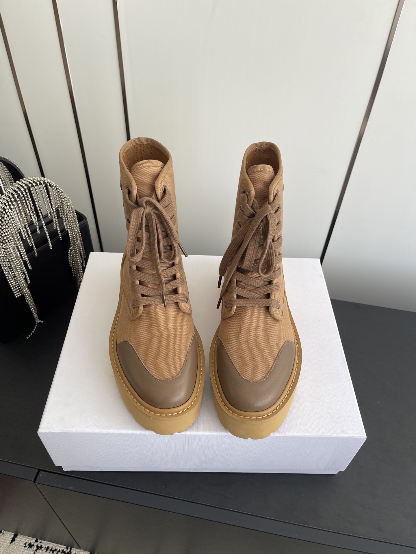 NO:615311,Celine Celine 25ss Autumn and Winter hot style short boots Martin boots. The most popular Martin boots of the year. A perfect item for slimming and heightening. Original purchase and development. All details are intact. Original customized fabric. Cowhide surface. Cowhide lining. Original outsole. Size 35-41 (40 41 customized), boots, celine, celine, boots, cowhide19860909Celine 赛琳 25ss秋冬爆款短靴 马丁靴 年度人手一双的马丁靴 显瘦增高满分单品 原版购入开发 所有细节无差 原版定制布料 牛皮面 牛皮内里 原版大底 码数35-41（40 41订做）,靴子,celine,celine,boots,cowhide,Women's Shoes