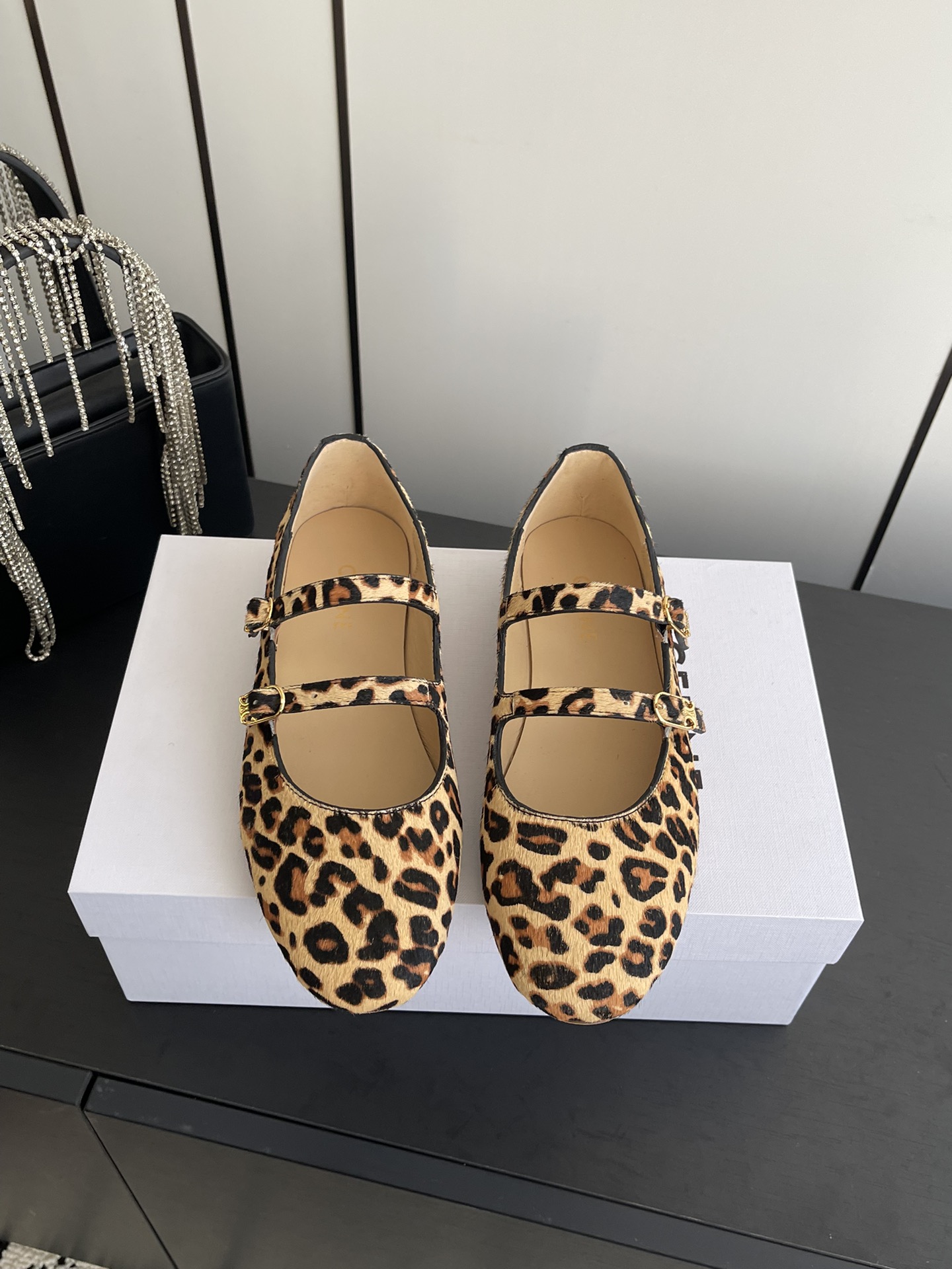 NO:615319,CELINE Celine 26ss early spring latest Les flat-heeled Mary Jane shoes Celine 26ss Les series Mary Jane shoes are simple and comfortable, clean and neat, increase the height and show slender legs, whether worn alone or paired with wide-leg pants, high street and retro Let's make CELINE girls together leopard print horse hair/cowhide upper sheepskin lining inner leather outsole  Size 35-41 (40.41 customized), ballet shoes, celine, celine, mary jane, cowhide, sheepskin19860909CELINE 赛琳 26ss 早春 最新 Les 平跟 玛丽珍 单鞋 思琳 26ss Les 系列 玛丽珍鞋简单舒服,干净利落,增高显腿细,无论是单穿还是搭配阔腿裤,高街又复古 一起来做CELINE女孩 鞋面豹纹马毛/牛皮 内里羊皮内里 大底真皮鞋底 码数35-41（40.41定做）,芭蕾舞鞋,celine,celine,mary jane,cowhide,sheepskin,Women's Shoes